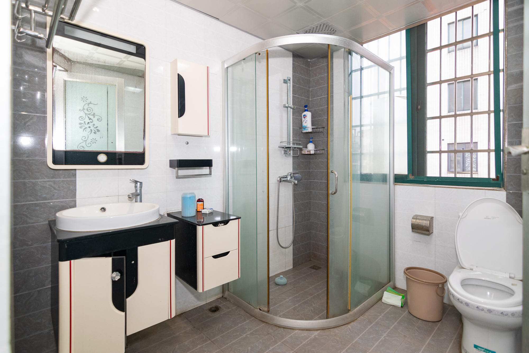 百合湖滨花园 4室2厅2卫 72.0万 百合湖滨花园 4室2厅2卫 72.0万卫生间