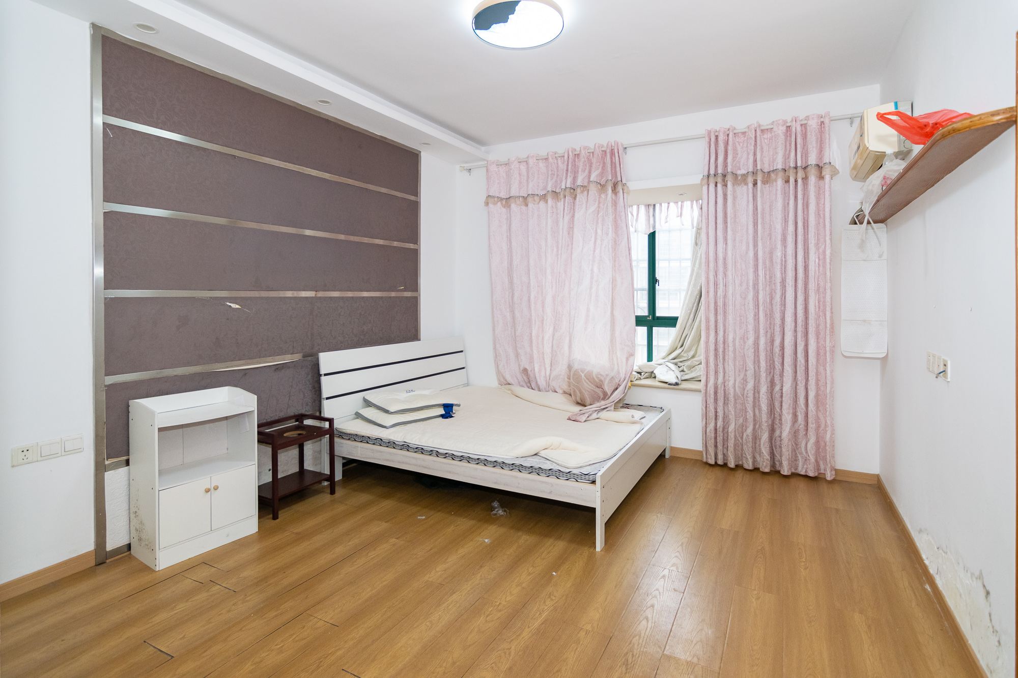 百合湖滨花园 4室2厅2卫 72.0万 百合湖滨花园 4室2厅2卫 72.0万卧室