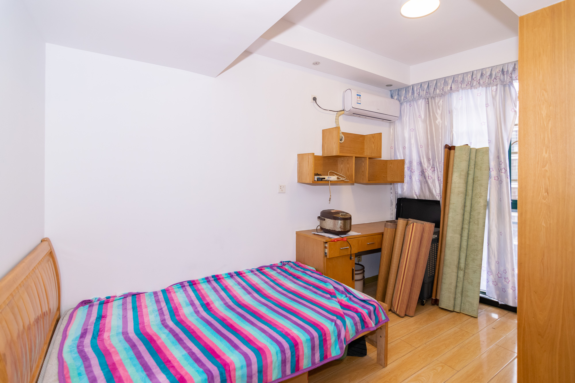 百合湖滨花园 4室2厅2卫 72.0万 百合湖滨花园 4室2厅2卫 72.0万卧室