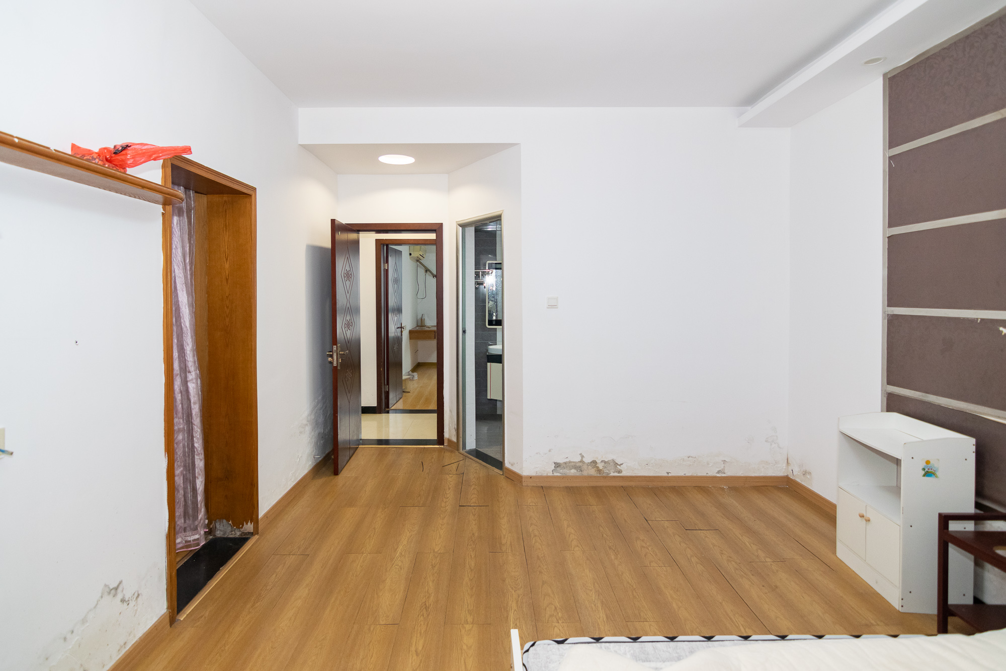 百合湖滨花园 4室2厅2卫 72.0万 百合湖滨花园 4室2厅2卫 72.0万卧室