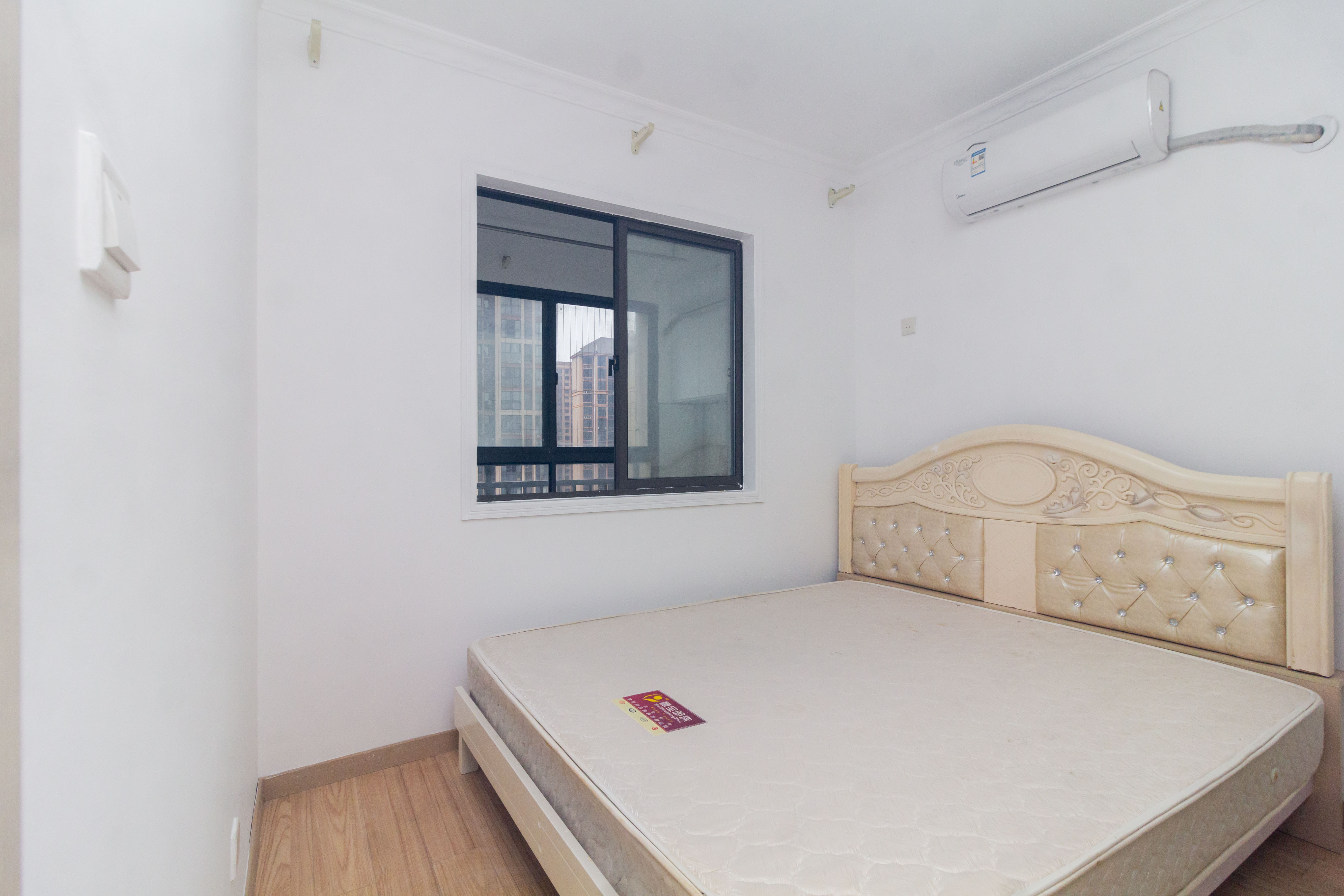 旭辉华庭 3室2厅2卫 69.8万 旭辉华庭 3室2厅2卫 69.8万卧室