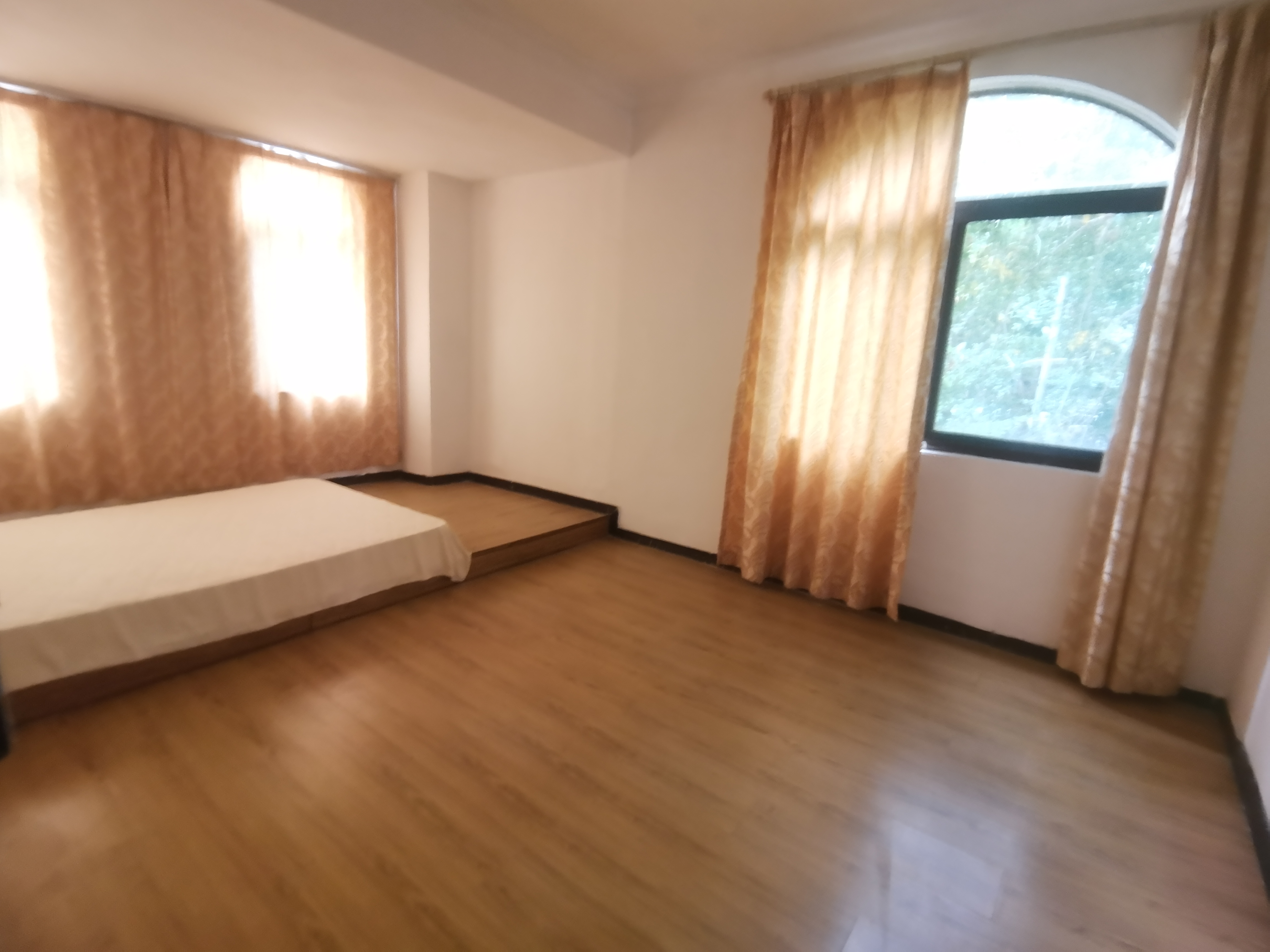 海房新村 9室2厅3卫 10000.0元/月 海房新村 9室2厅3卫 10000.0元/月室内图