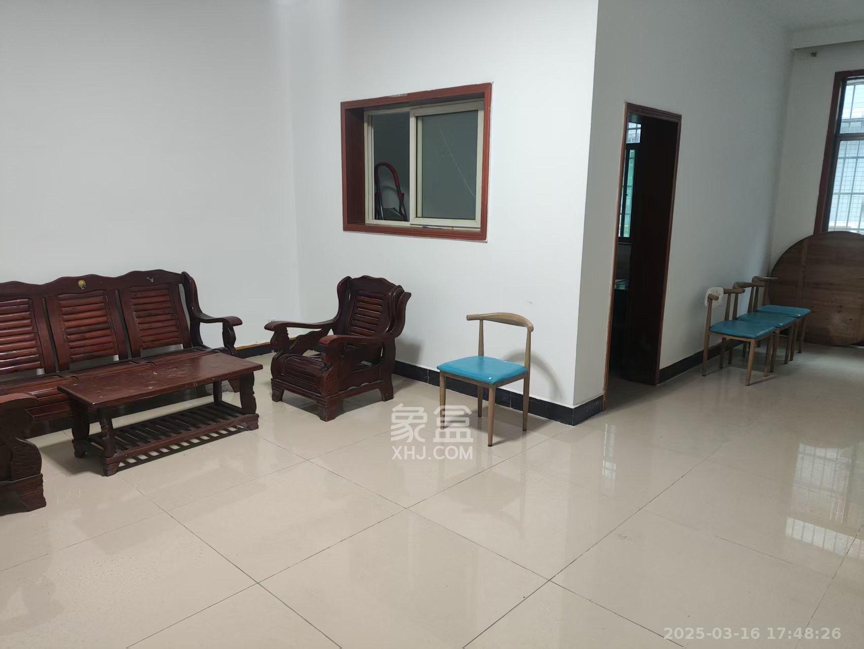 松雅安置小区  3室2厅1卫    1300.0元/月 松雅安置小区  3室2厅1卫    1300.0元/月室内图