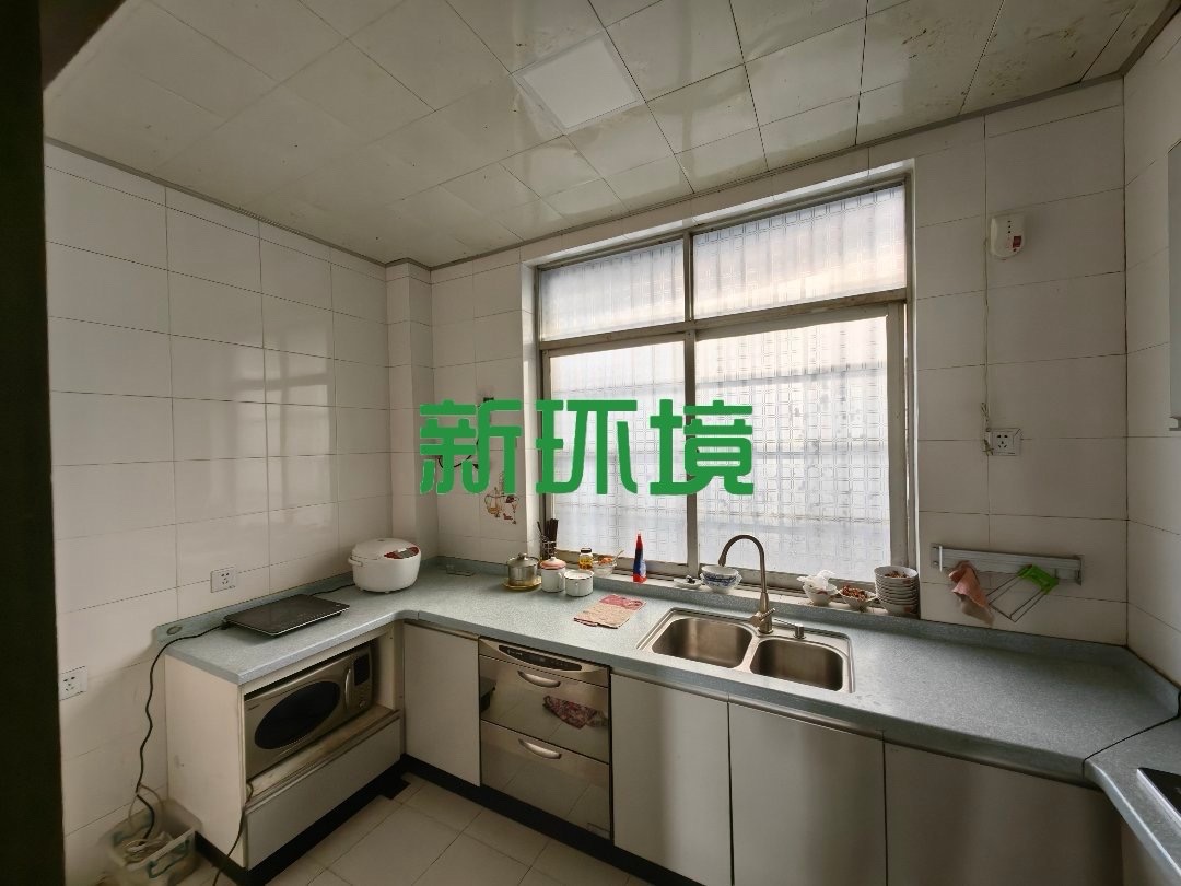 融苑小区  4室2厅2卫   65.00万客厅