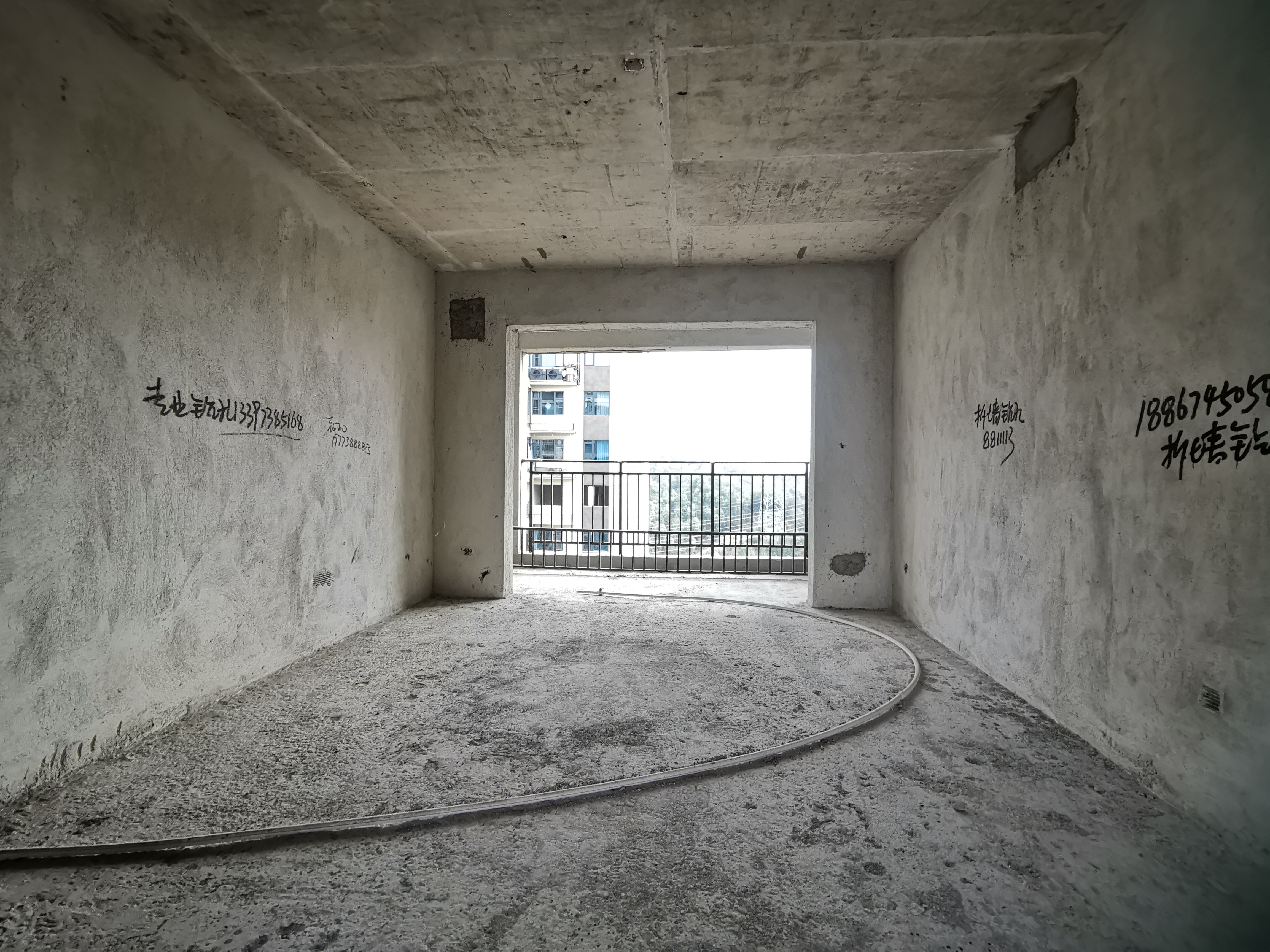 云泰天麓 5室2厅2卫 93.8万 云泰天麓 5室2厅2卫 93.8万客厅