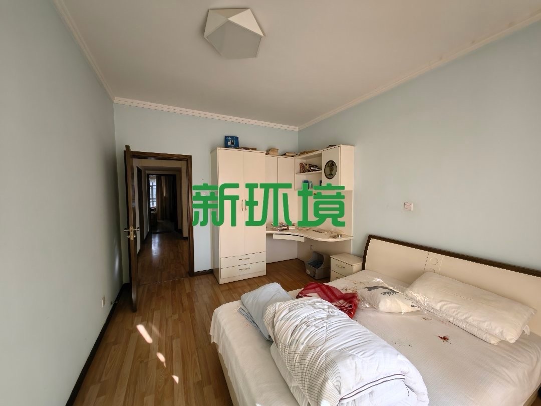 融苑小区  4室2厅2卫   65.00万客厅
