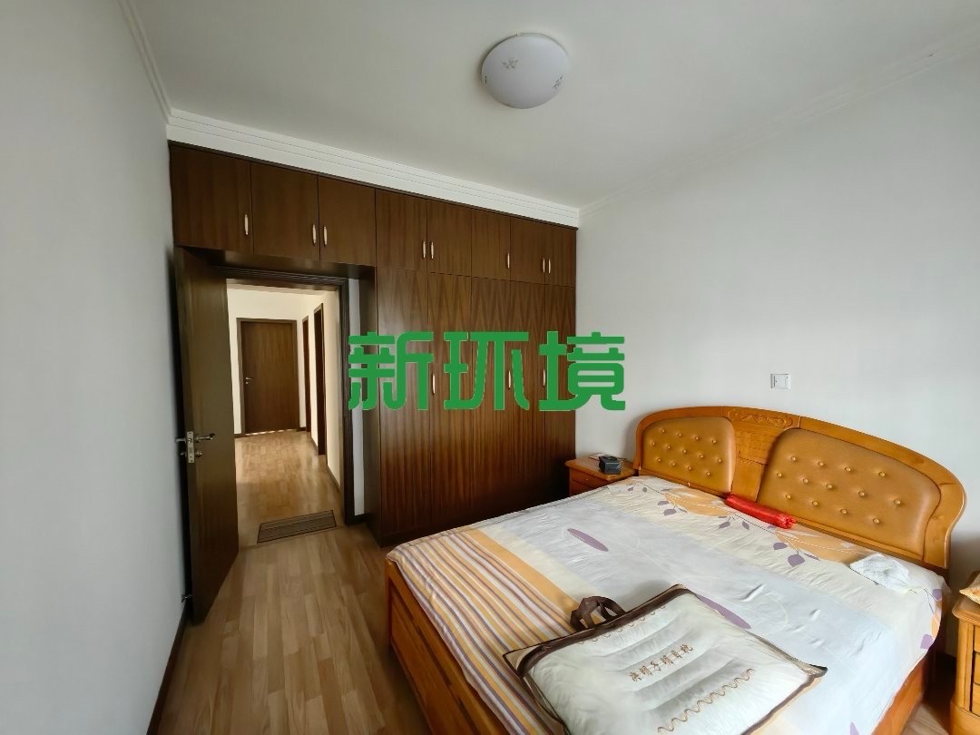 融苑小区  4室2厅2卫   65.00万客厅