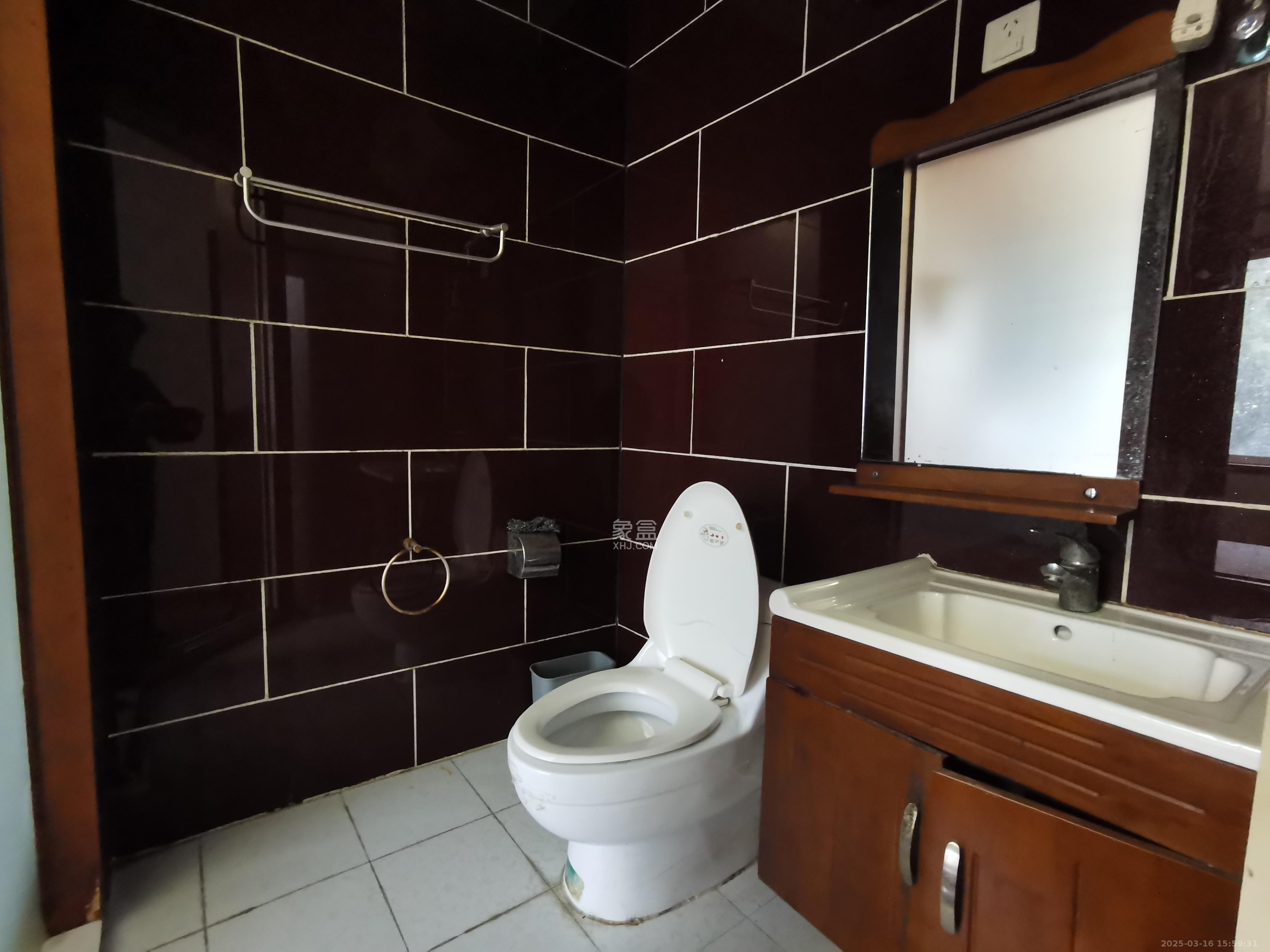 学府华庭 5室2厅2卫 2700.0元/月 学府华庭 5室2厅2卫 2700.0元/月室内图