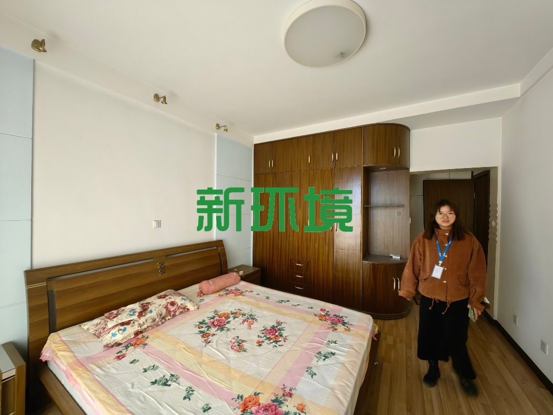 融苑小区  4室2厅2卫   65.00万客厅