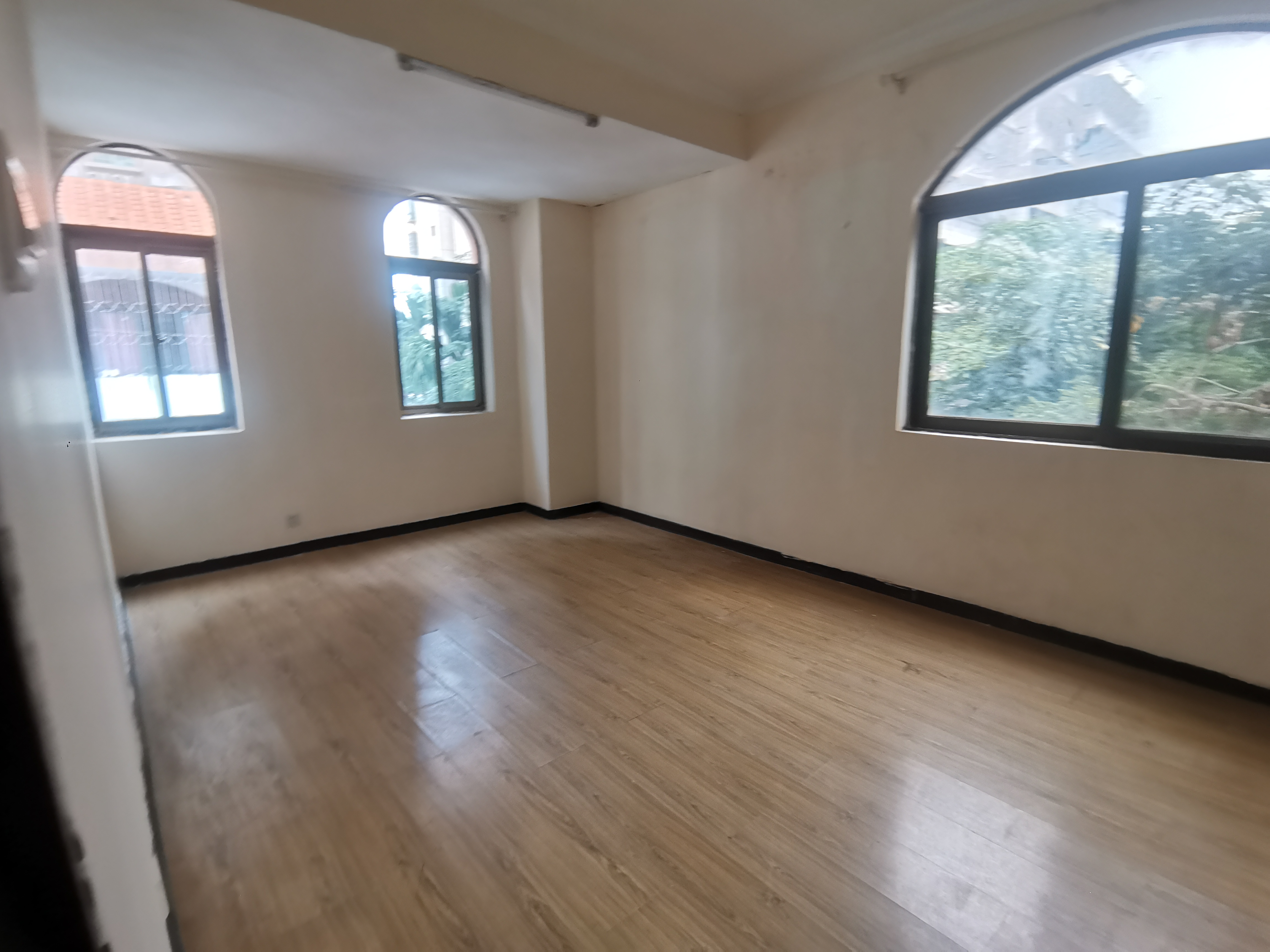 海房新村 9室2厅3卫 10000.0元/月 海房新村 9室2厅3卫 10000.0元/月室内图