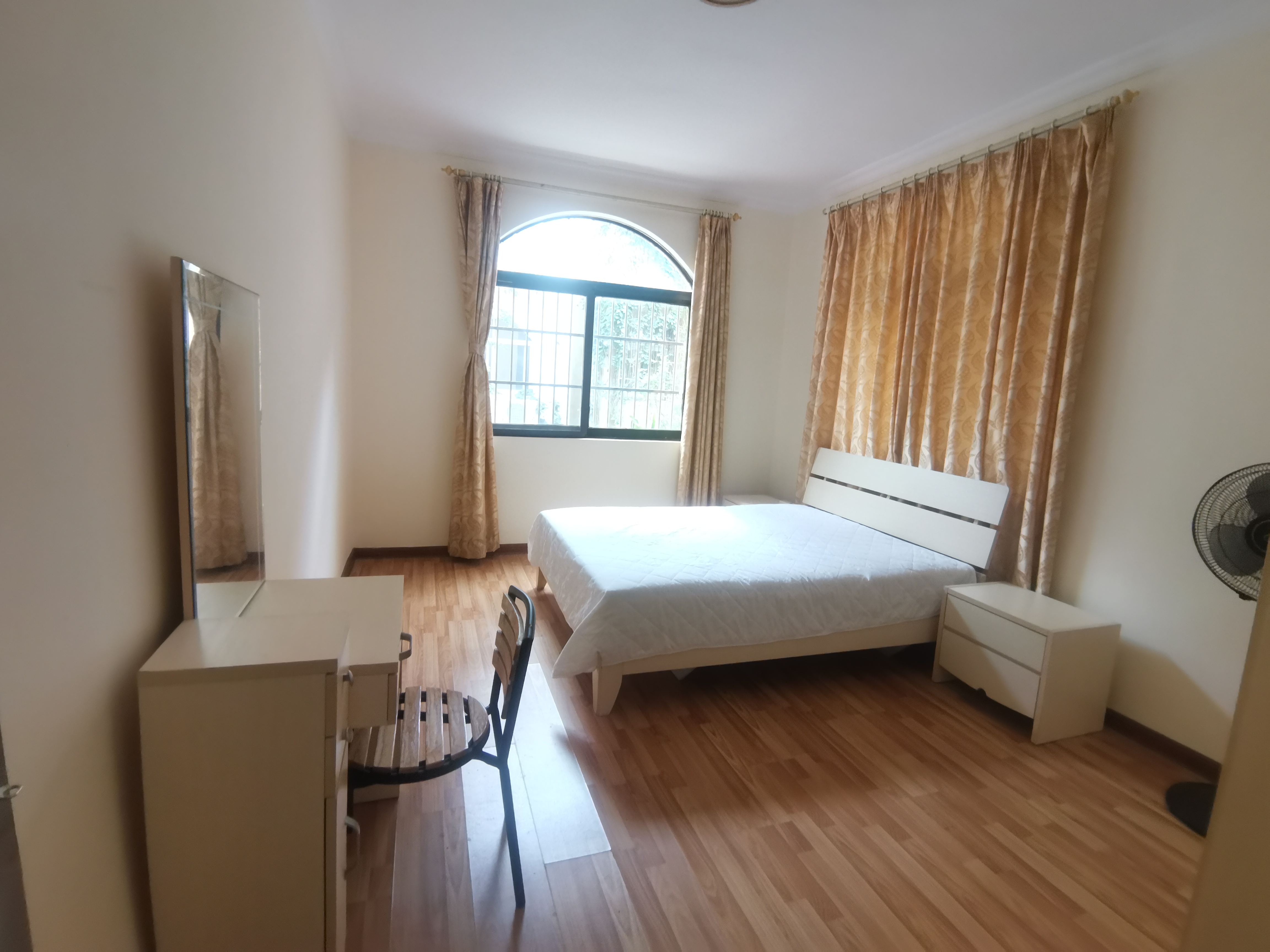 海房新村 9室2厅3卫 10000.0元/月 海房新村 9室2厅3卫 10000.0元/月室内图