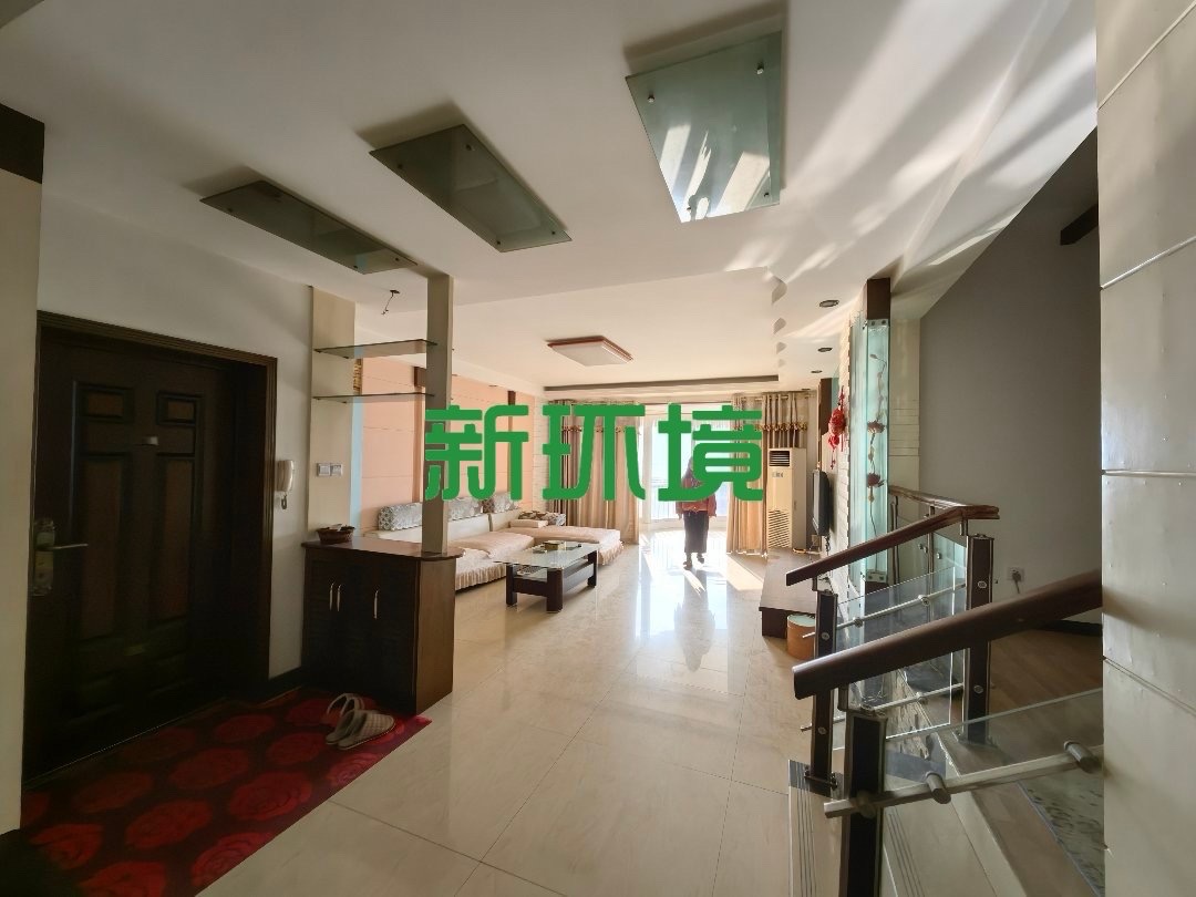 融苑小区  4室2厅2卫   65.00万客厅