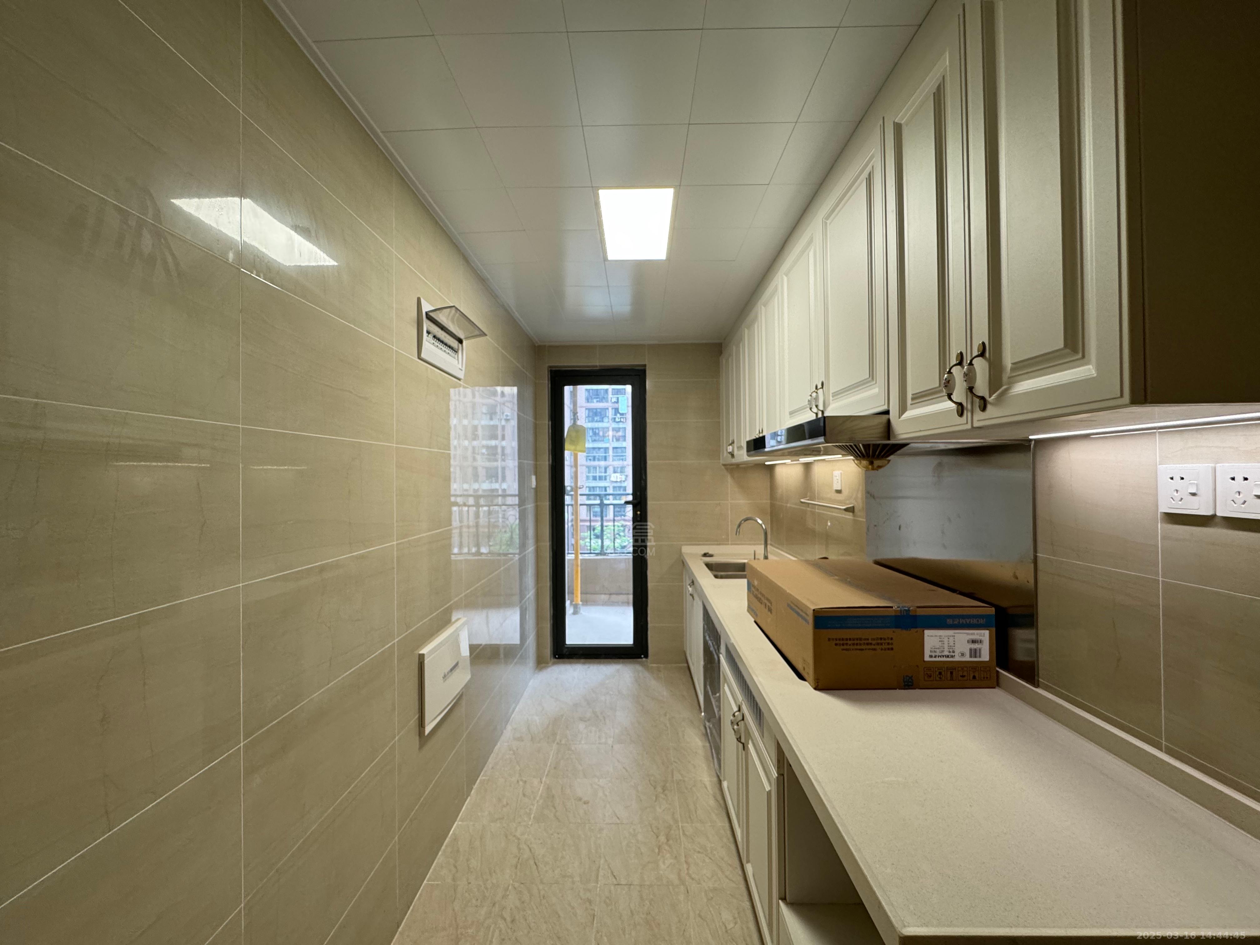 恒大华府 3室2厅2卫 2100.0元/月 恒大华府 3室2厅2卫 2100.0元/月室内图