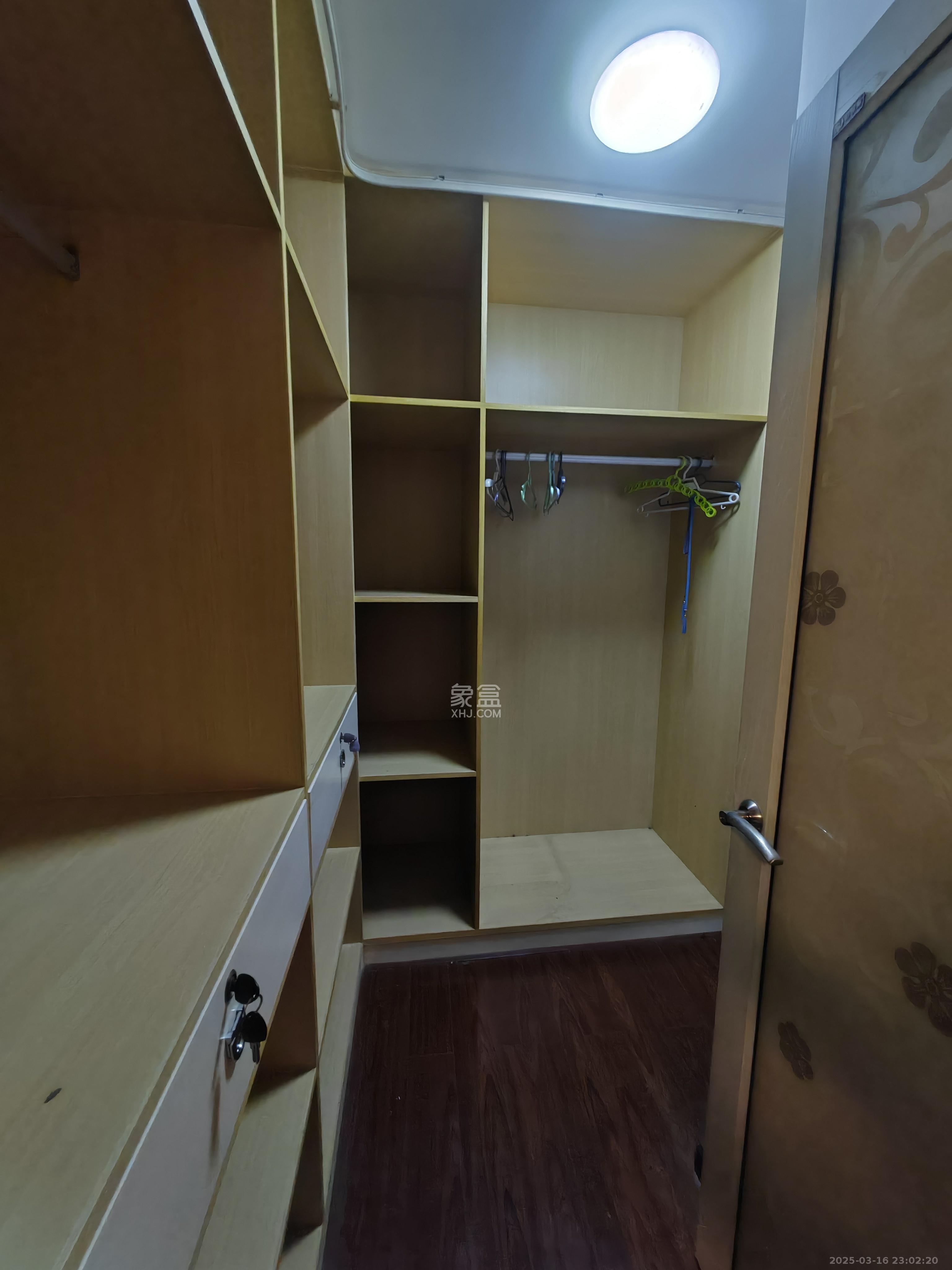 八方小区D区  4室2厅2卫   6000.00元/月室内图