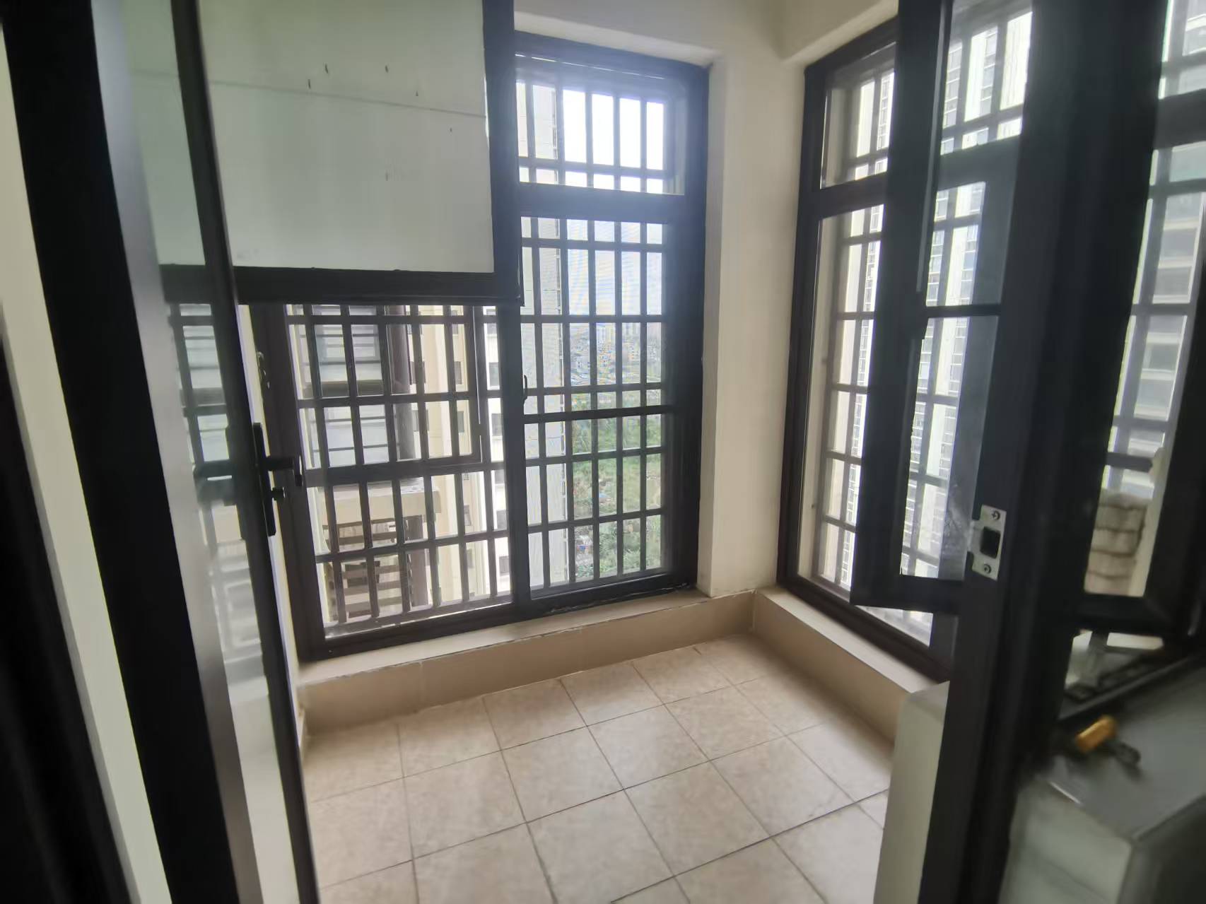 新琼雅苑 4室2厅2卫 2200.0元/月 新琼雅苑 4室2厅2卫 2200.0元/月室内图