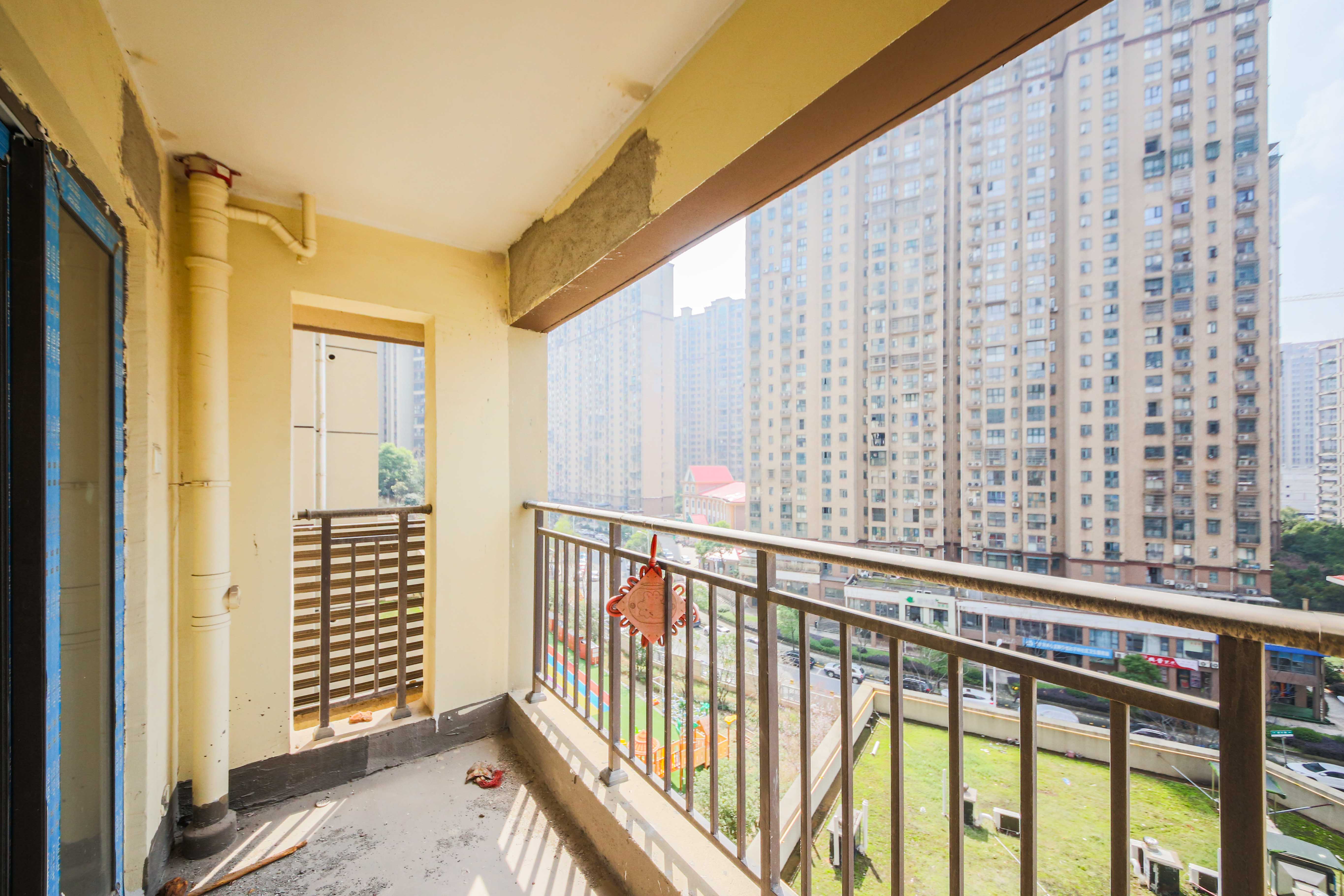 克拉美丽山庄(晟领国际) 3室2厅2卫 82.0万 克拉美丽山庄(晟领国际) 3室2厅2卫 82.0万阳台