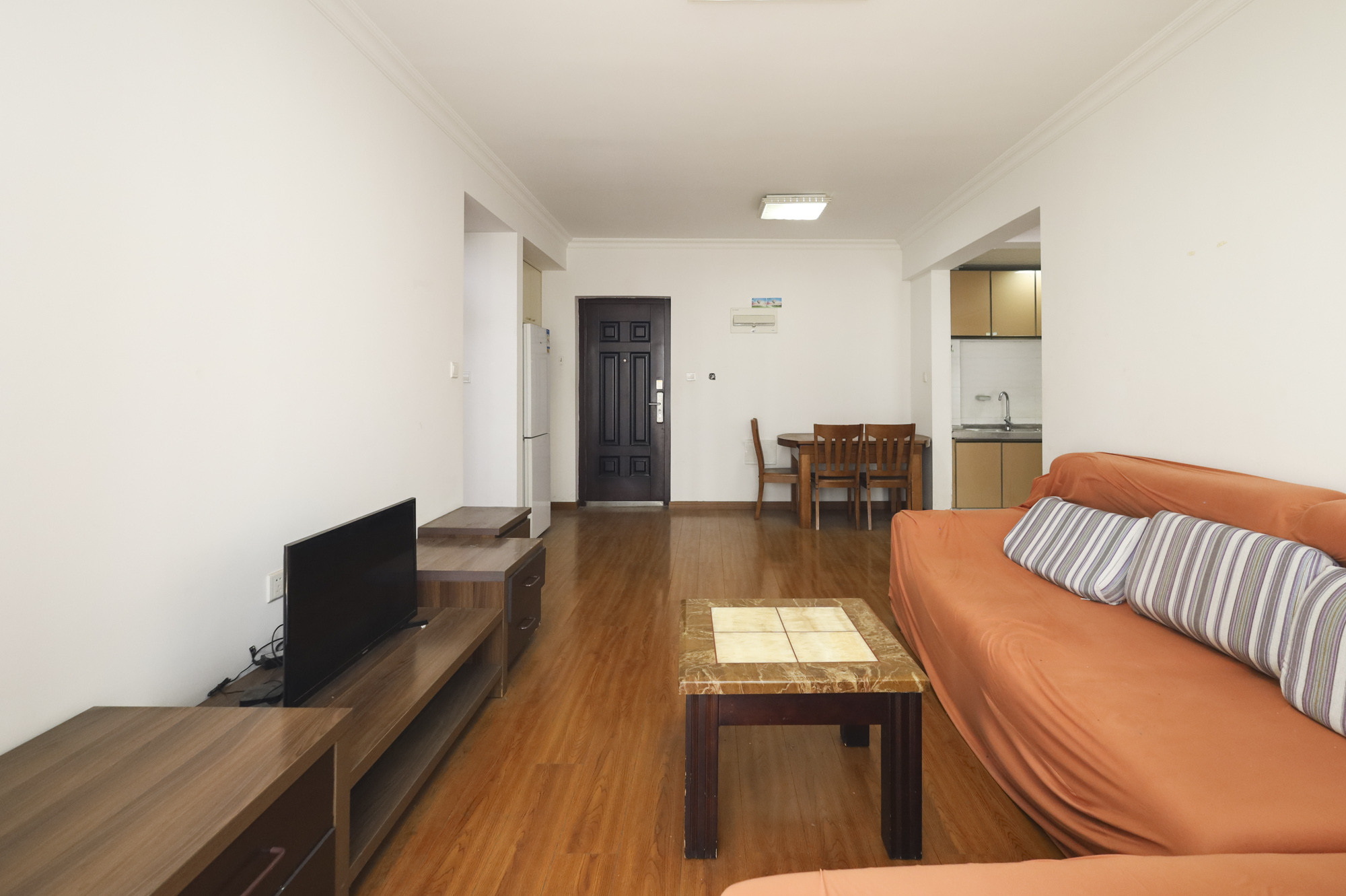 水映加州 3室2厅1卫 175.0万 水映加州 3室2厅1卫 175.0万客厅