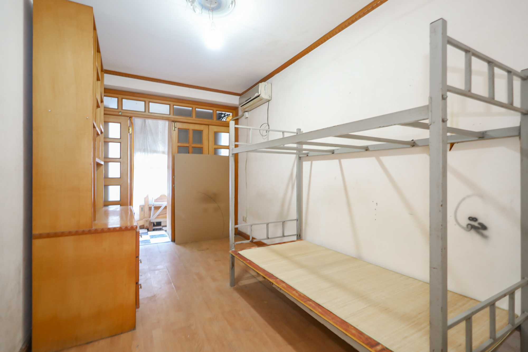 江山花园  3室2厅2卫   108.00万卧室