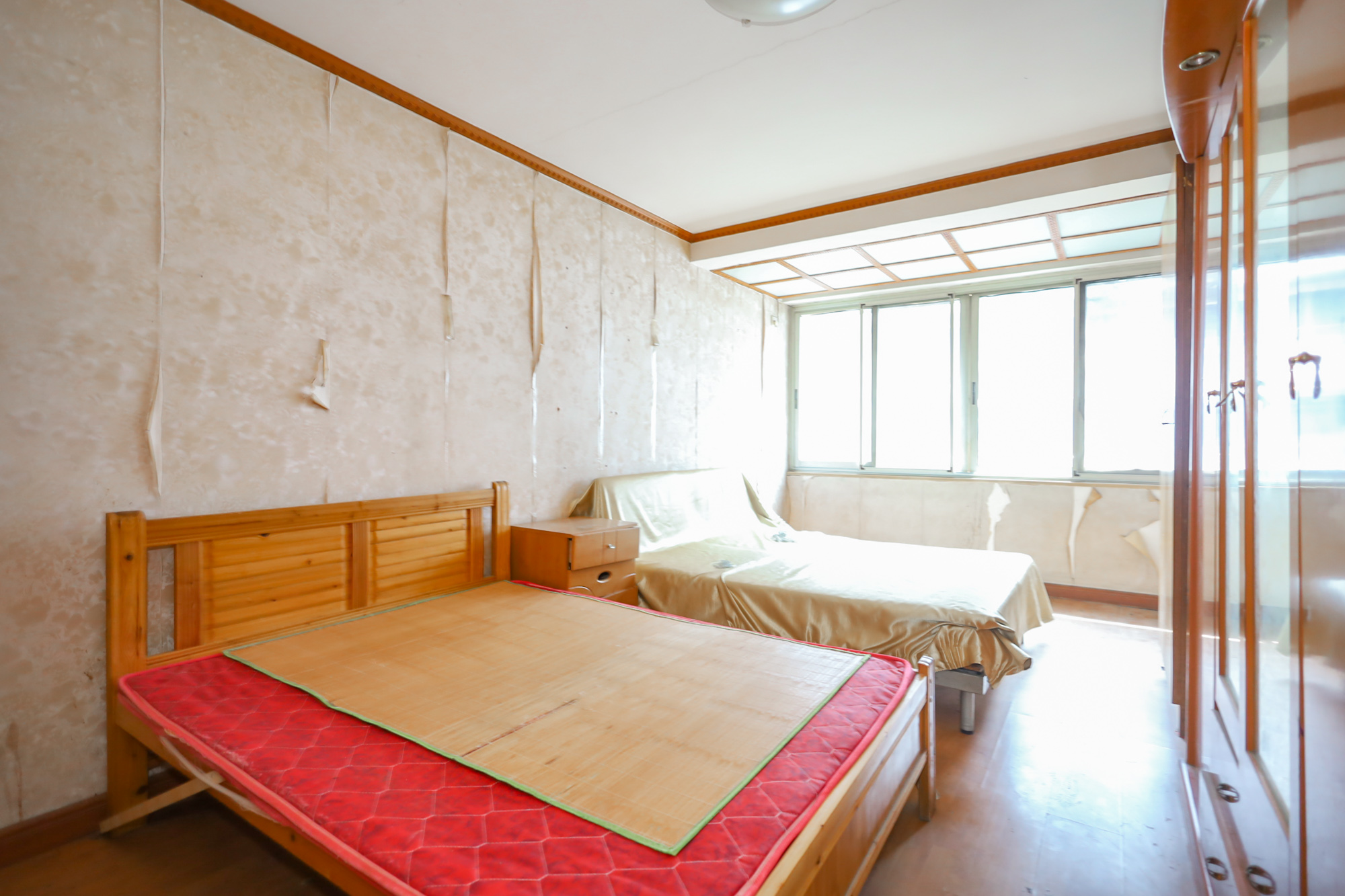 江山花园  3室2厅2卫   108.00万卧室