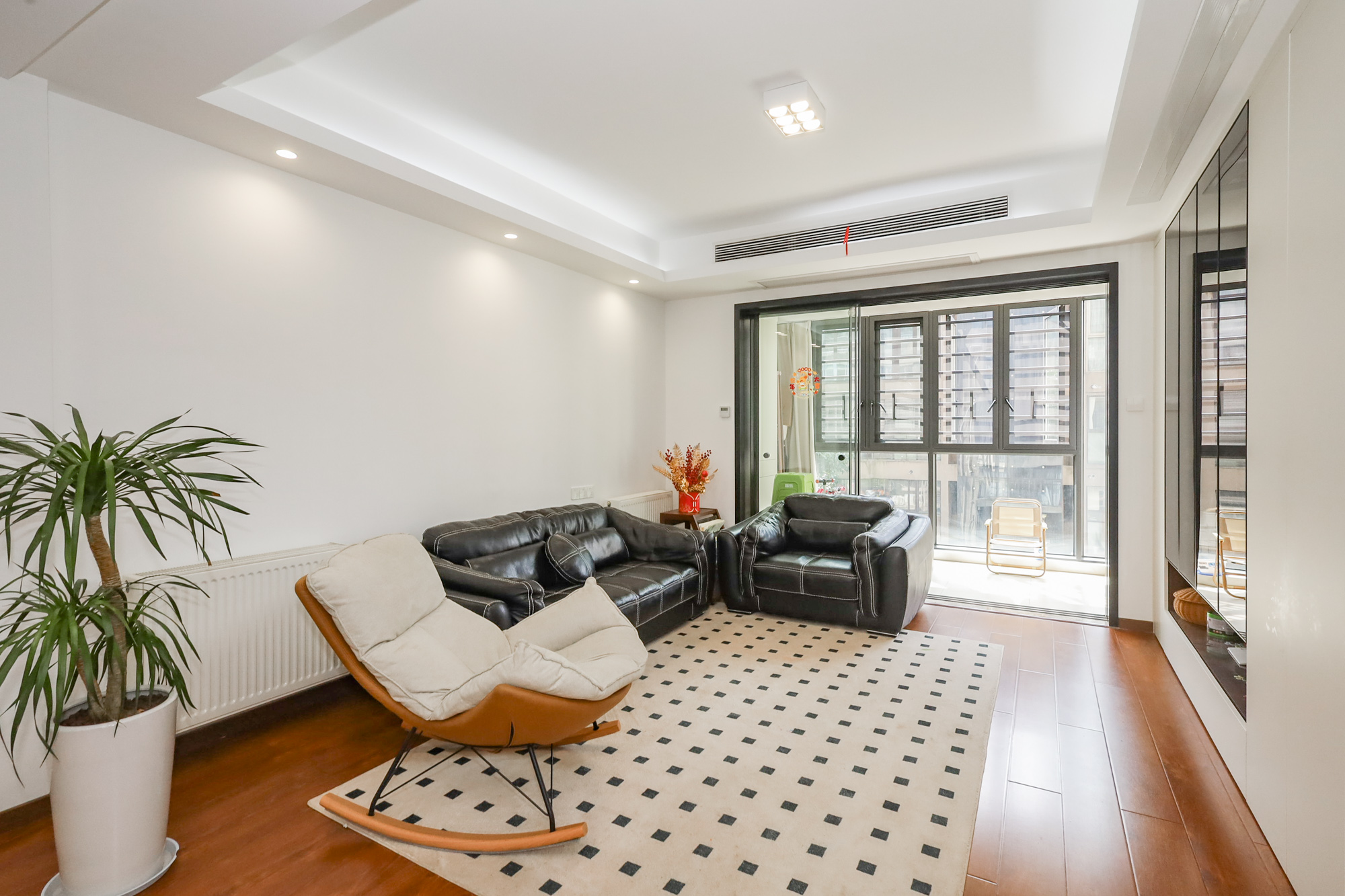 钰龙天下一期  3室2厅2卫    355.0万 钰龙天下一期  3室2厅2卫    355.0万客厅