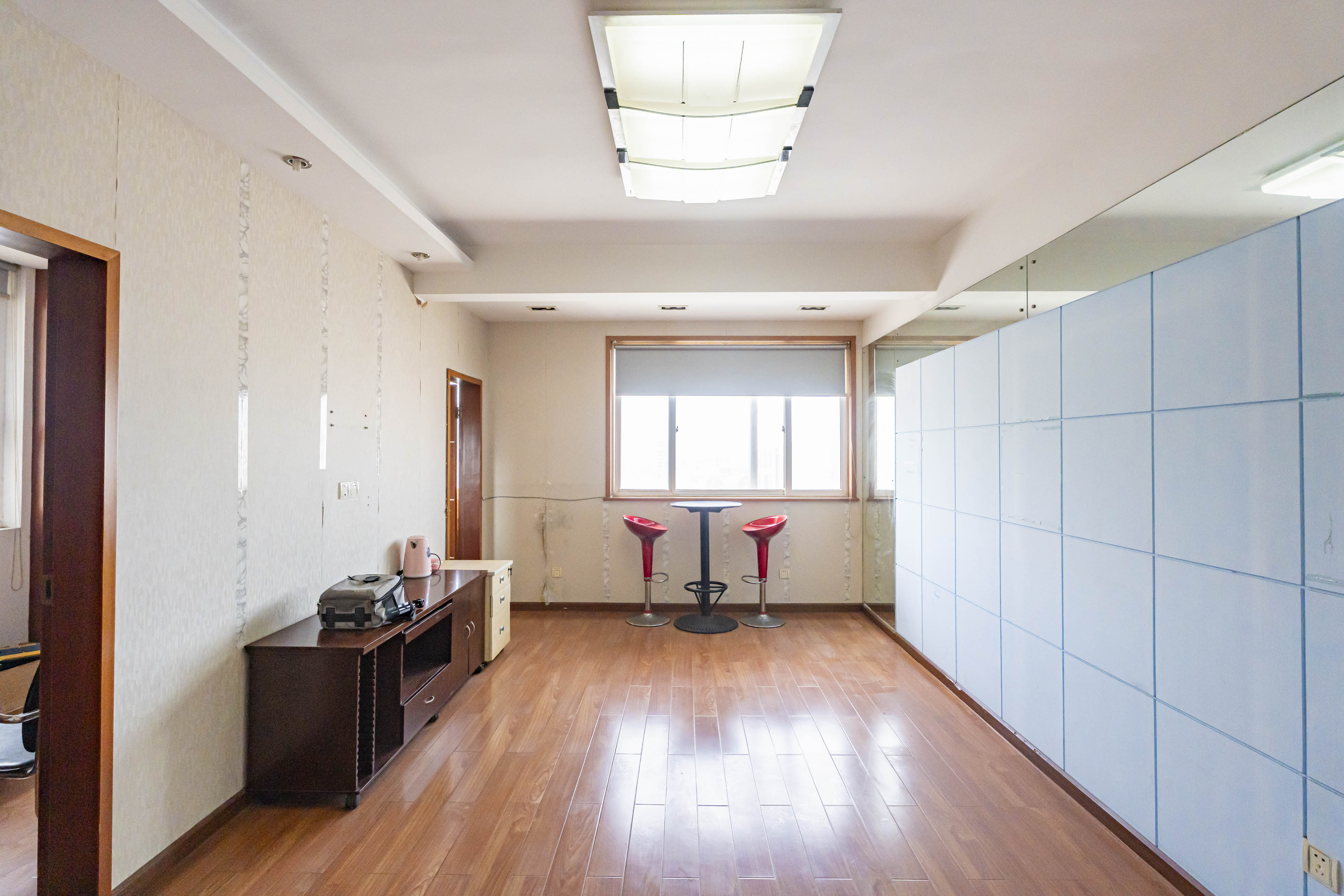 建鸿达现代公寓  1室1厅1卫   68.00万客厅