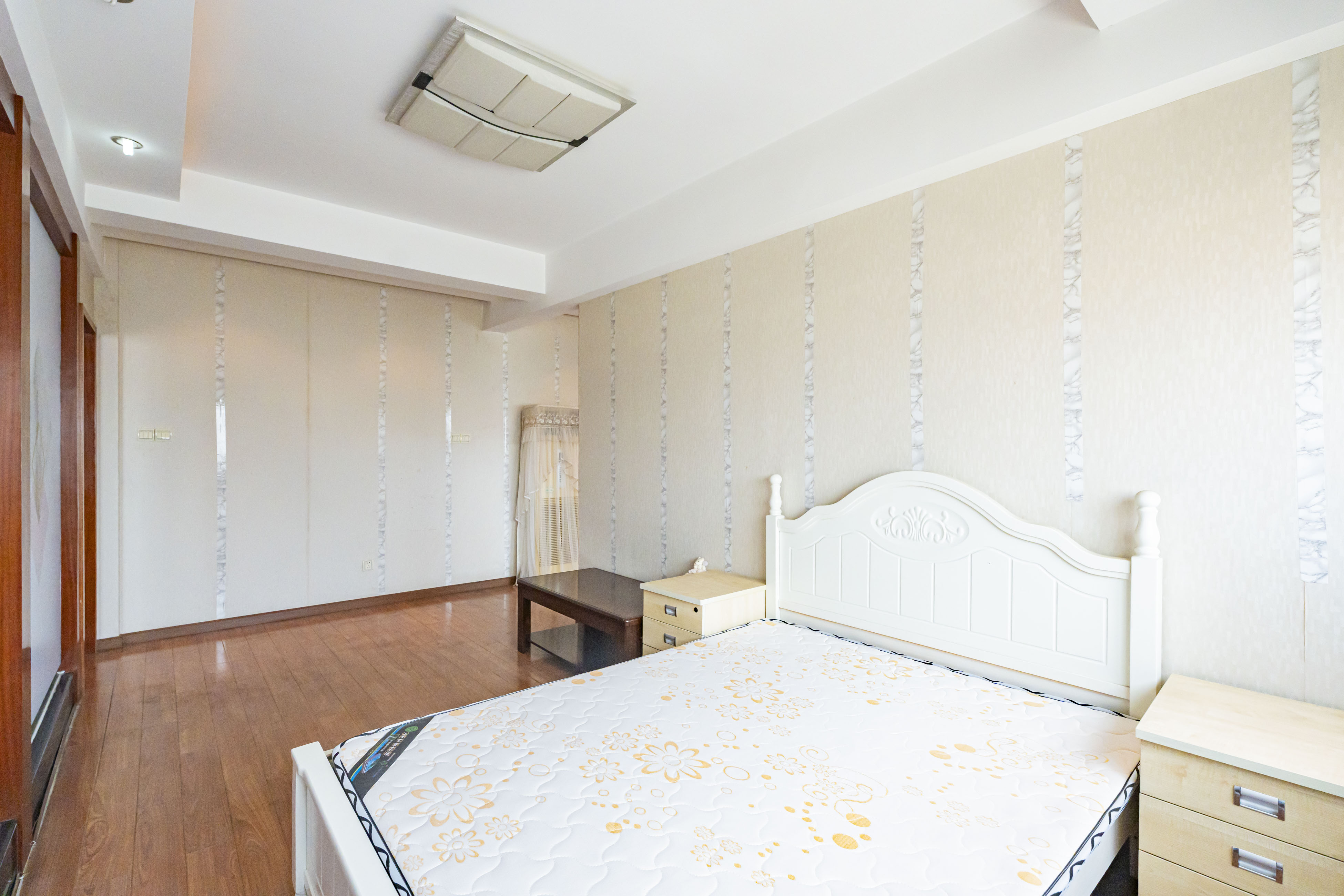 建鸿达现代公寓  1室1厅1卫   68.00万卧室