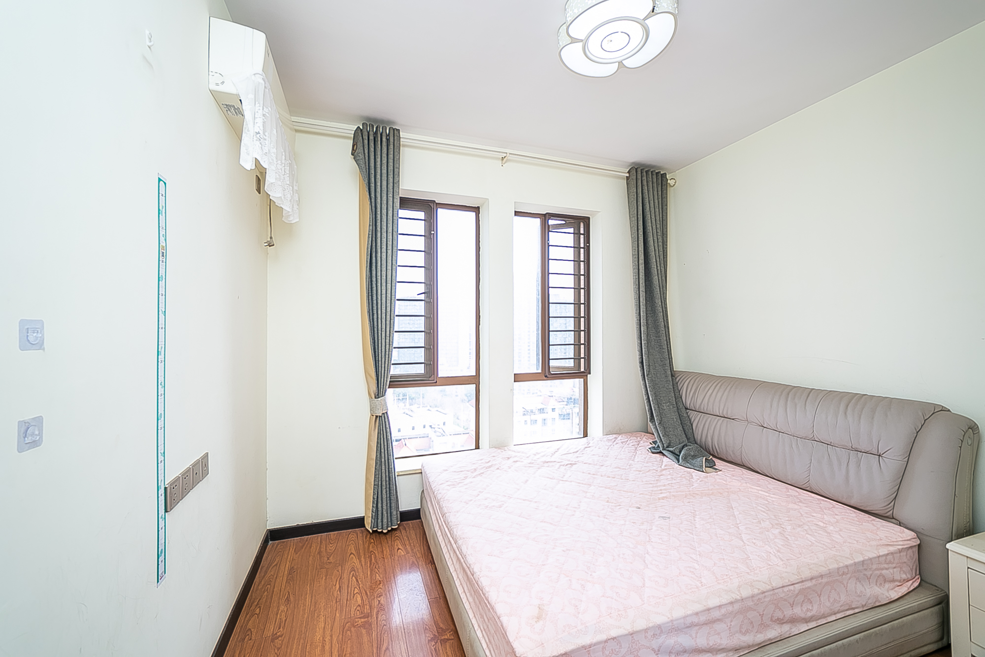 第六都(陆都小区) 3室2厅2卫 197.0万 第六都(陆都小区) 3室2厅2卫 197.0万卧室