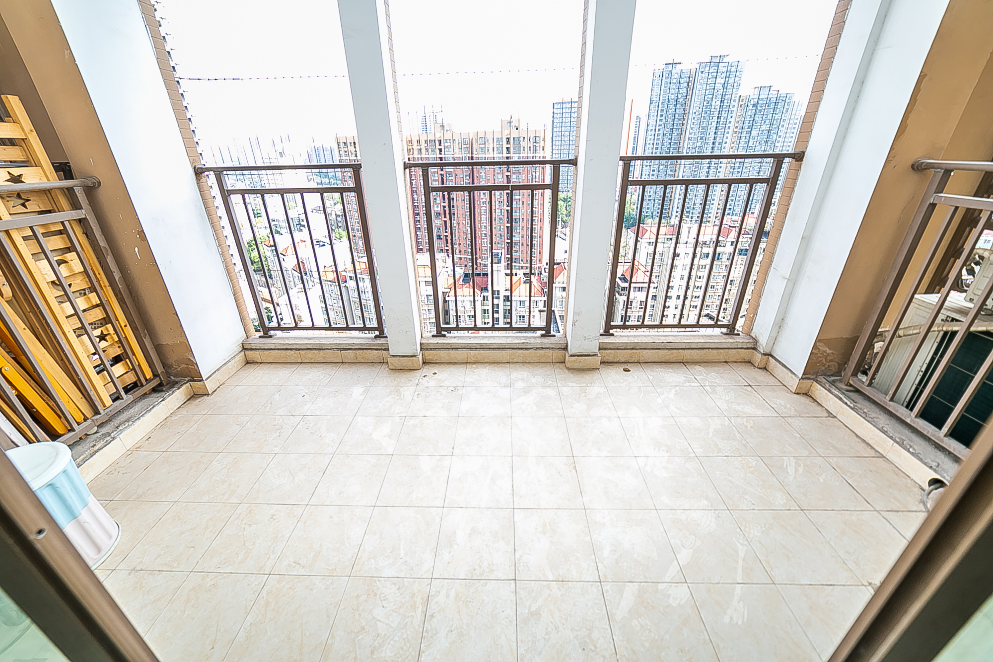 第六都(陆都小区) 3室2厅2卫 197.0万 第六都(陆都小区) 3室2厅2卫 197.0万阳台