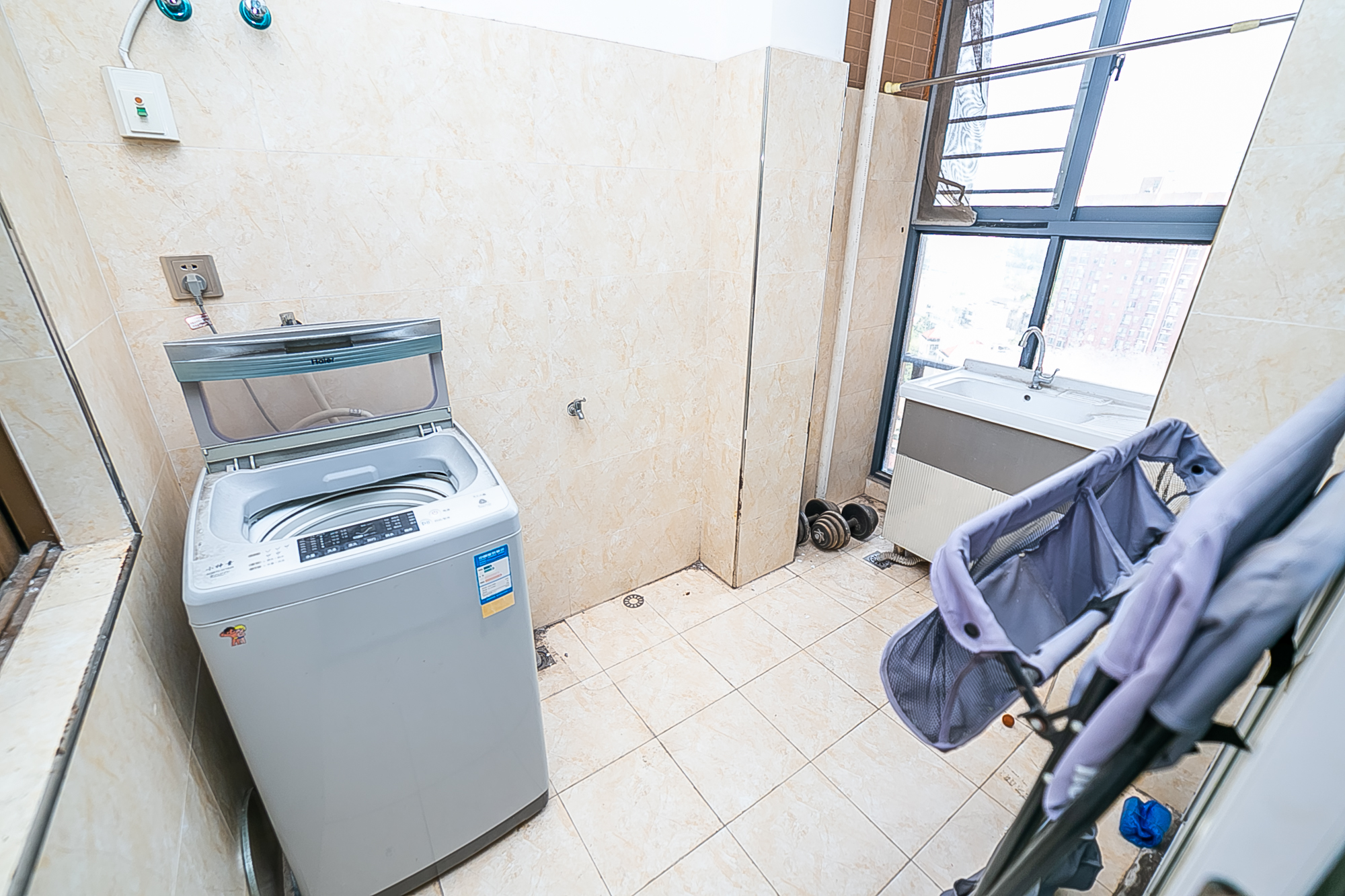 第六都(陆都小区) 3室2厅2卫 197.0万 第六都(陆都小区) 3室2厅2卫 197.0万阳台