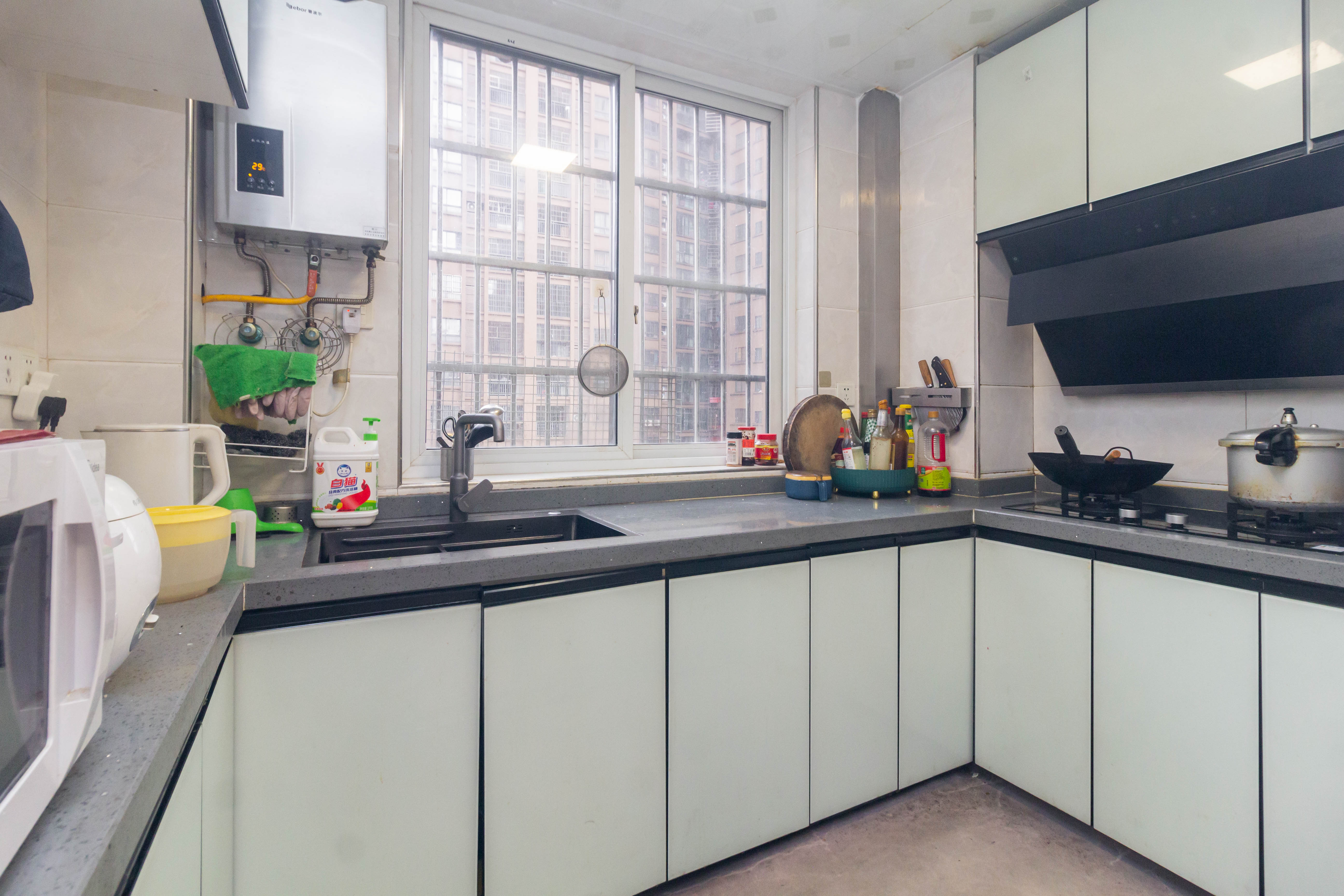 爵士湘  4室2厅2卫    89.8万 爵士湘  4室2厅2卫    89.8万厨房