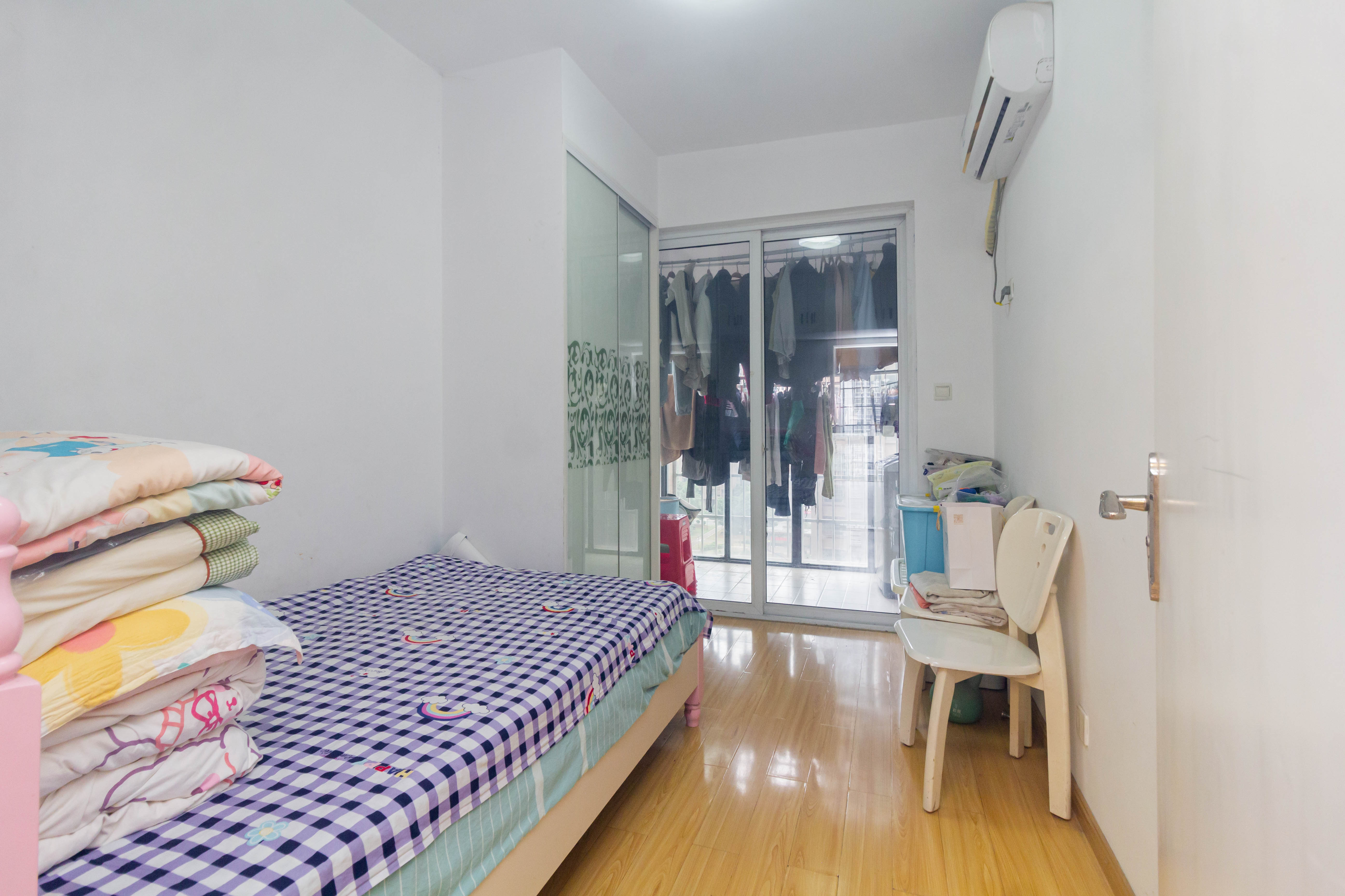 爵士湘  4室2厅2卫    89.8万 爵士湘  4室2厅2卫    89.8万卧室