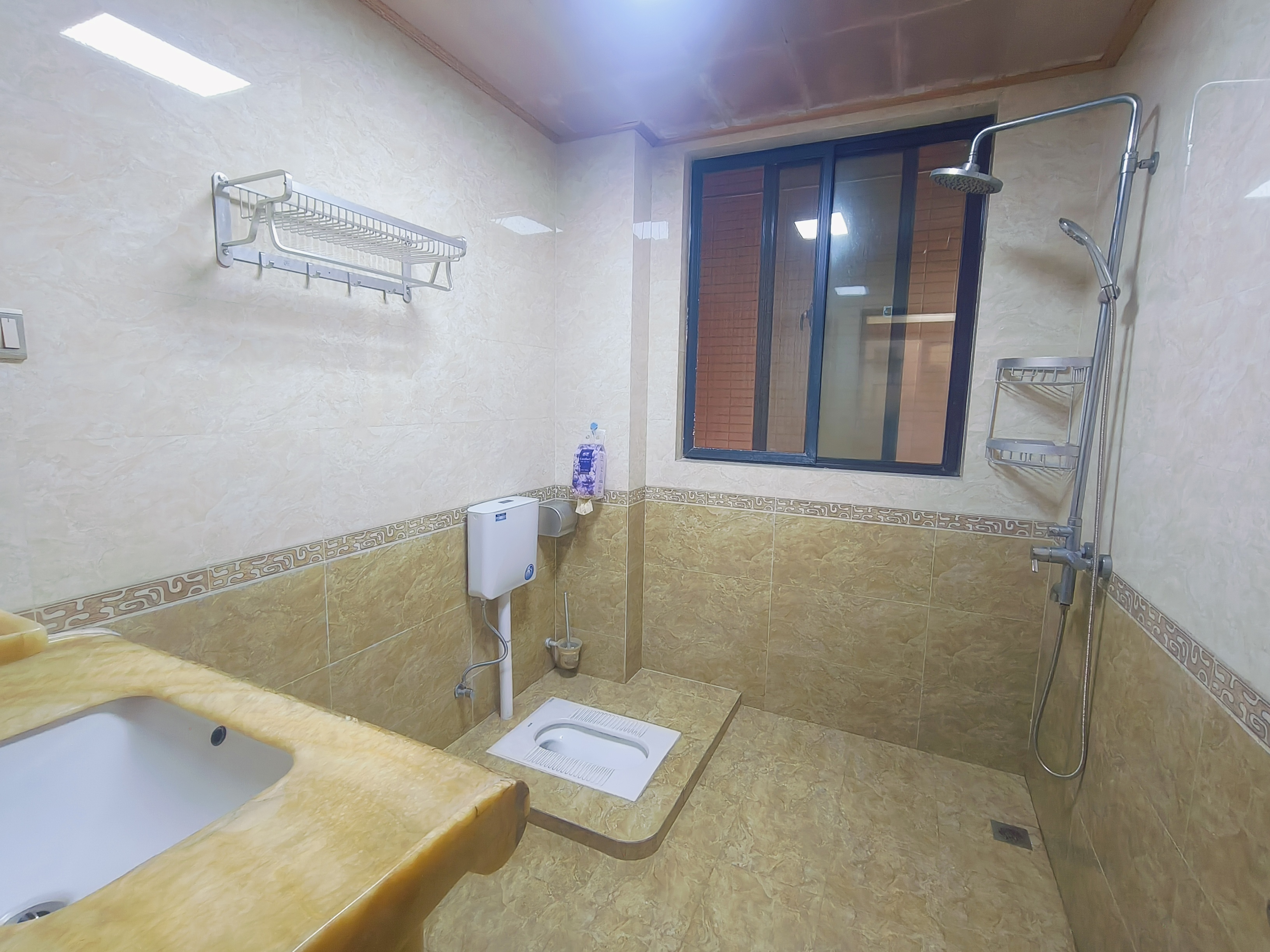 江畔人家  3室2厅2卫   3600.00元/月室内图