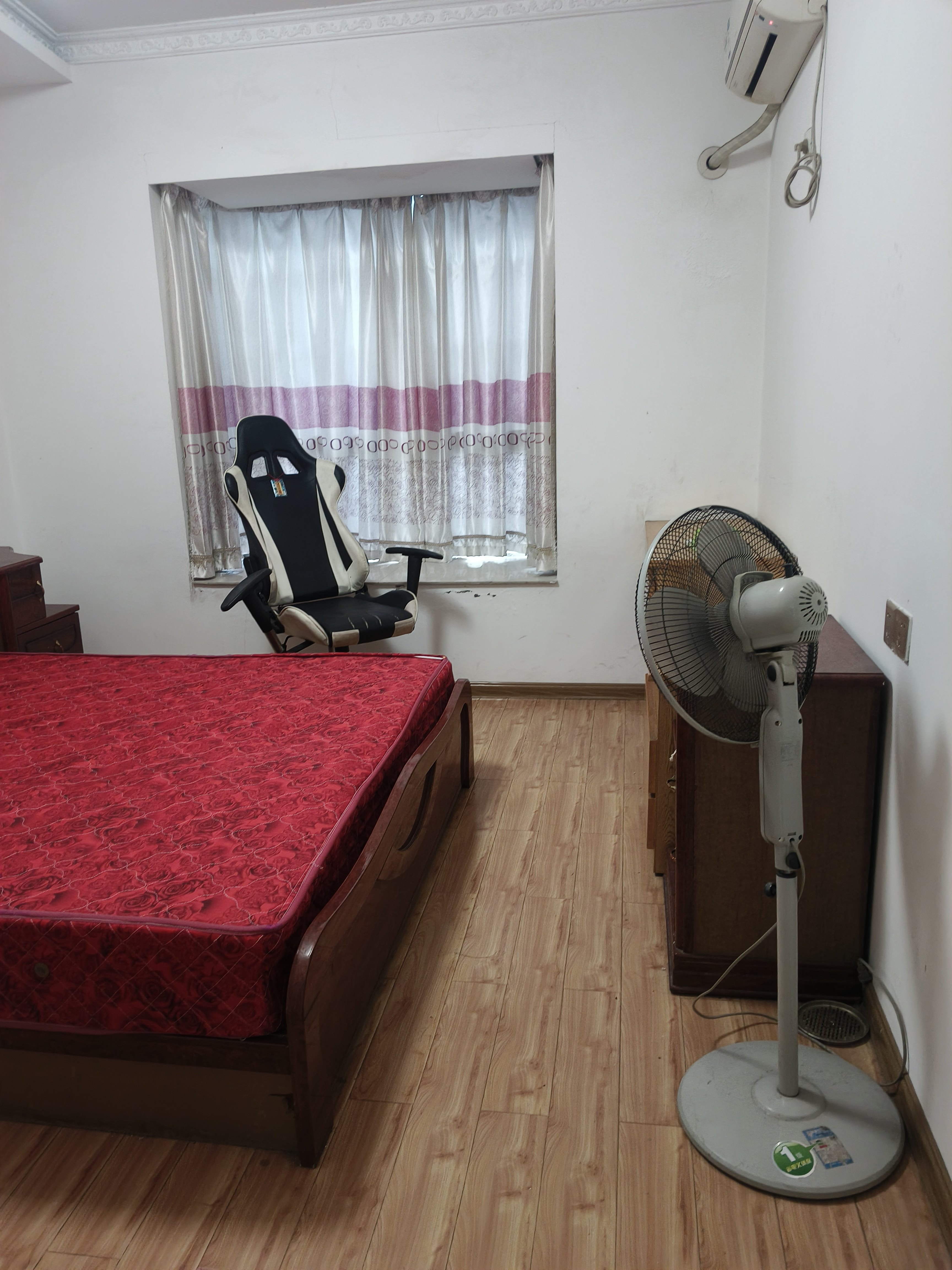 南华大学南校北门家属区 3室2厅1卫 1500.0元/月 南华大学南校北门家属区 3室2厅1卫 1500.0元/月室内图