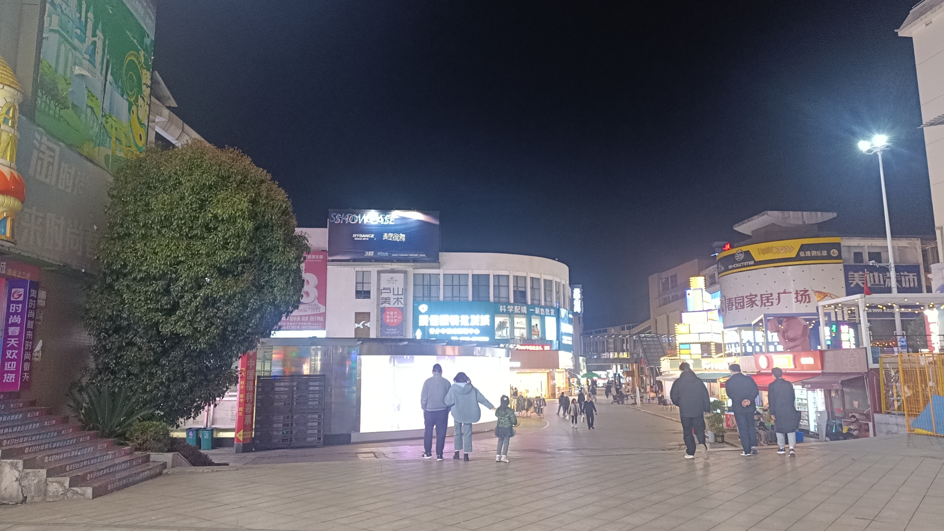 春园步行街--钻石街  1室0厅0卫    158.0万客厅