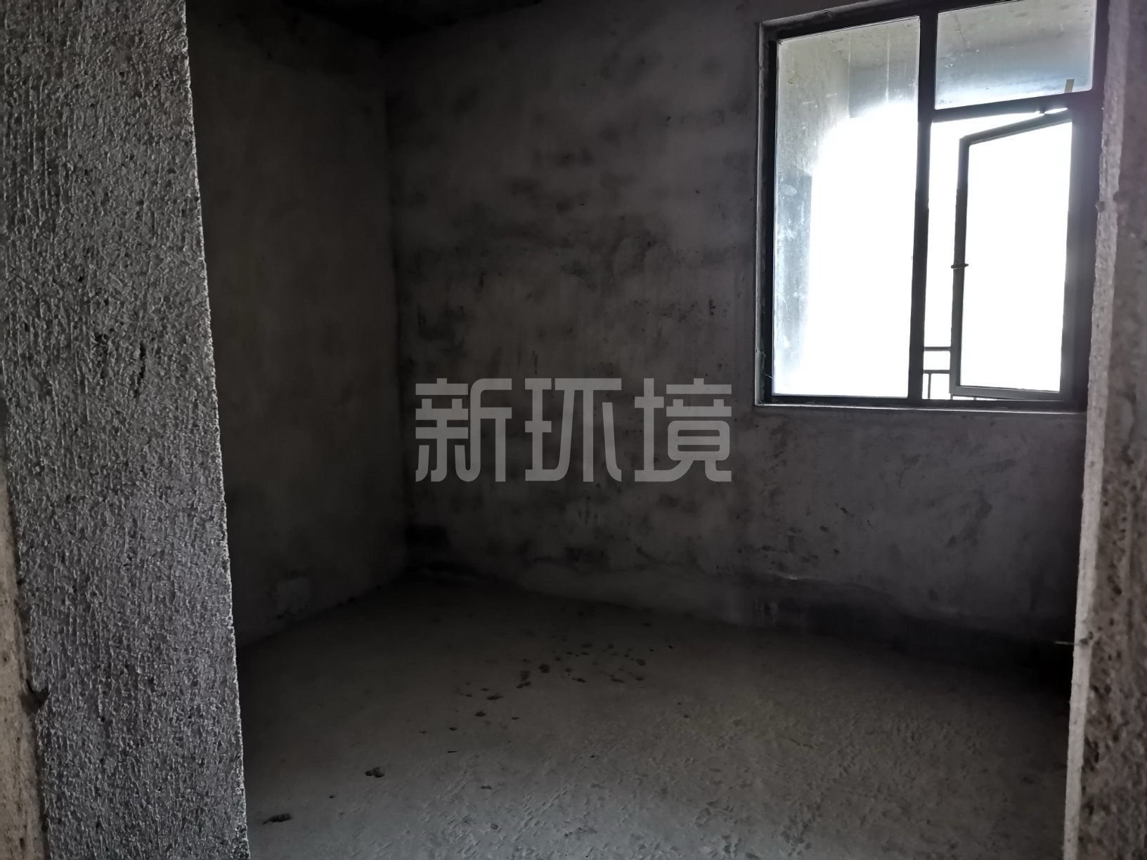 栗源小区  4室2厅2卫   89.00万客厅