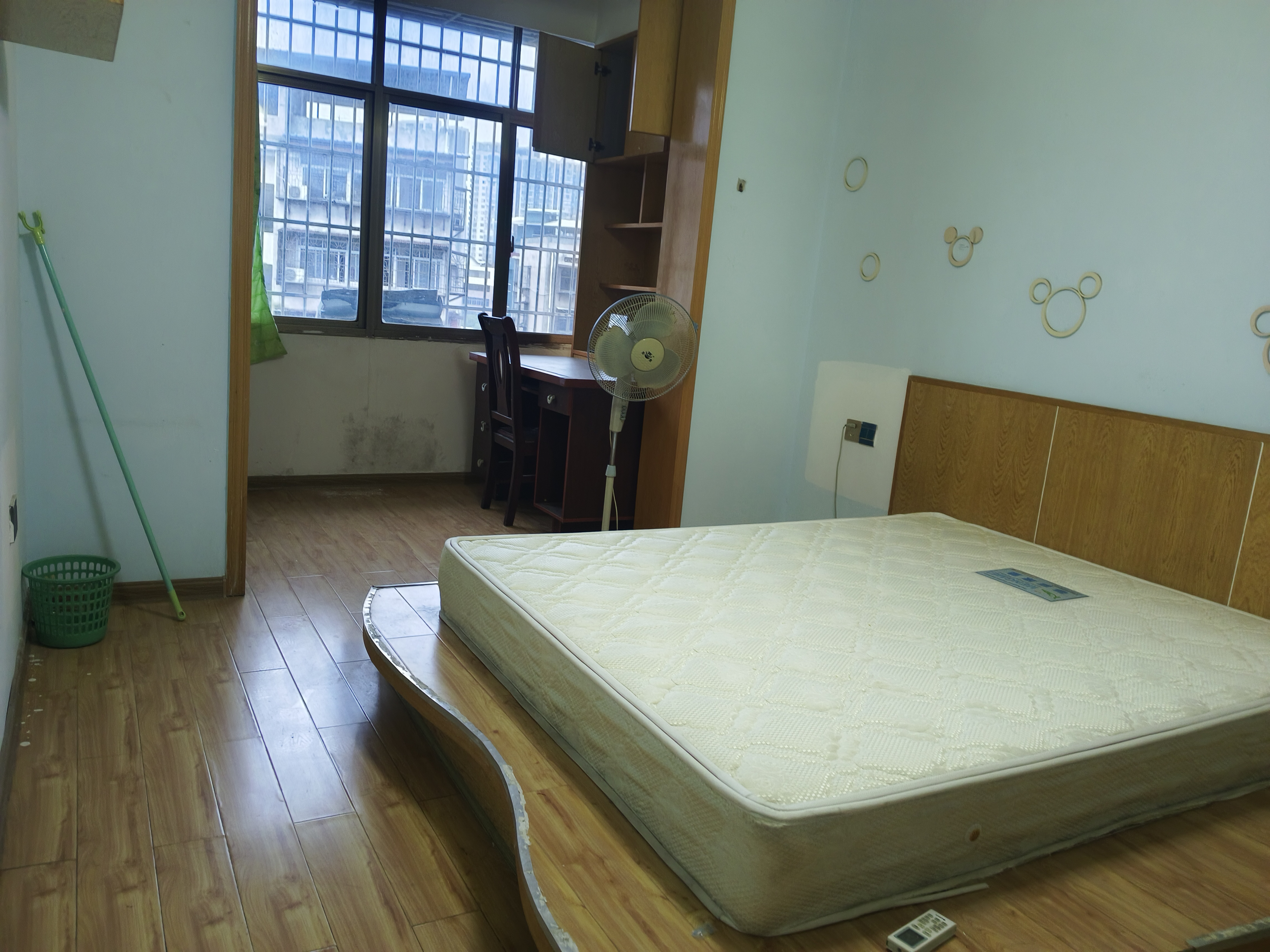 南华大学南校北门家属区 3室2厅1卫 1500.0元/月 南华大学南校北门家属区 3室2厅1卫 1500.0元/月室内图