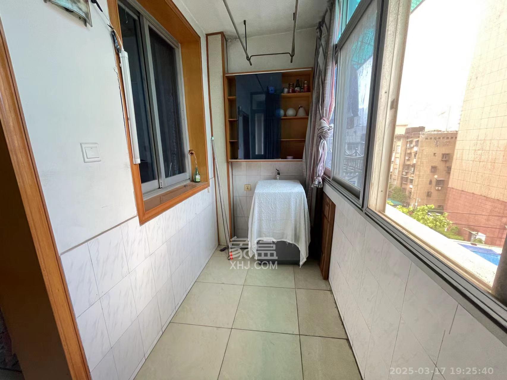 红旗区四片 1室0厅0卫 1300.0元/月 红旗区四片 1室0厅0卫 1300.0元/月室内图