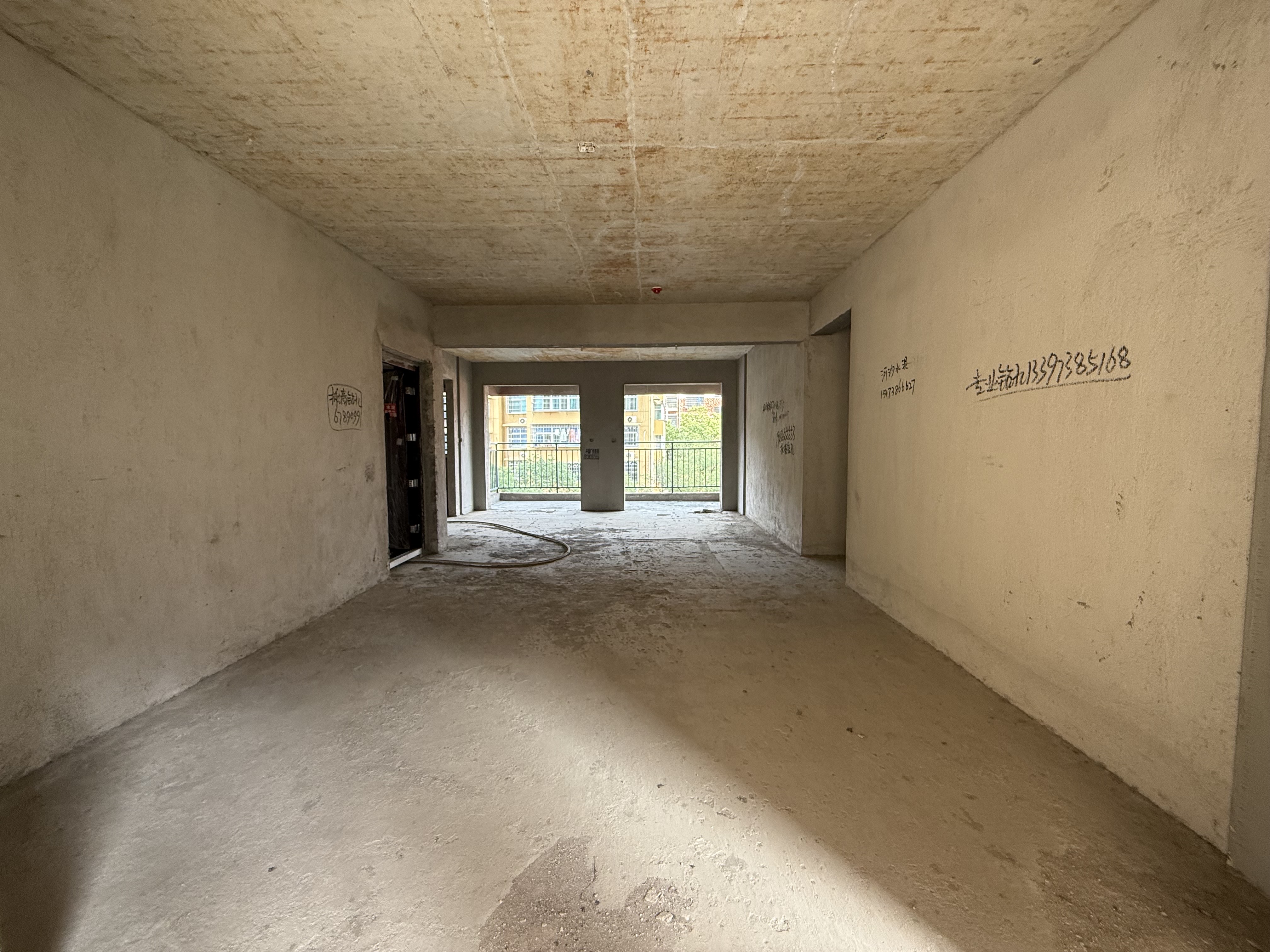 紫旭名园 4室2厅2卫 85.0万 紫旭名园 4室2厅2卫 85.0万客厅