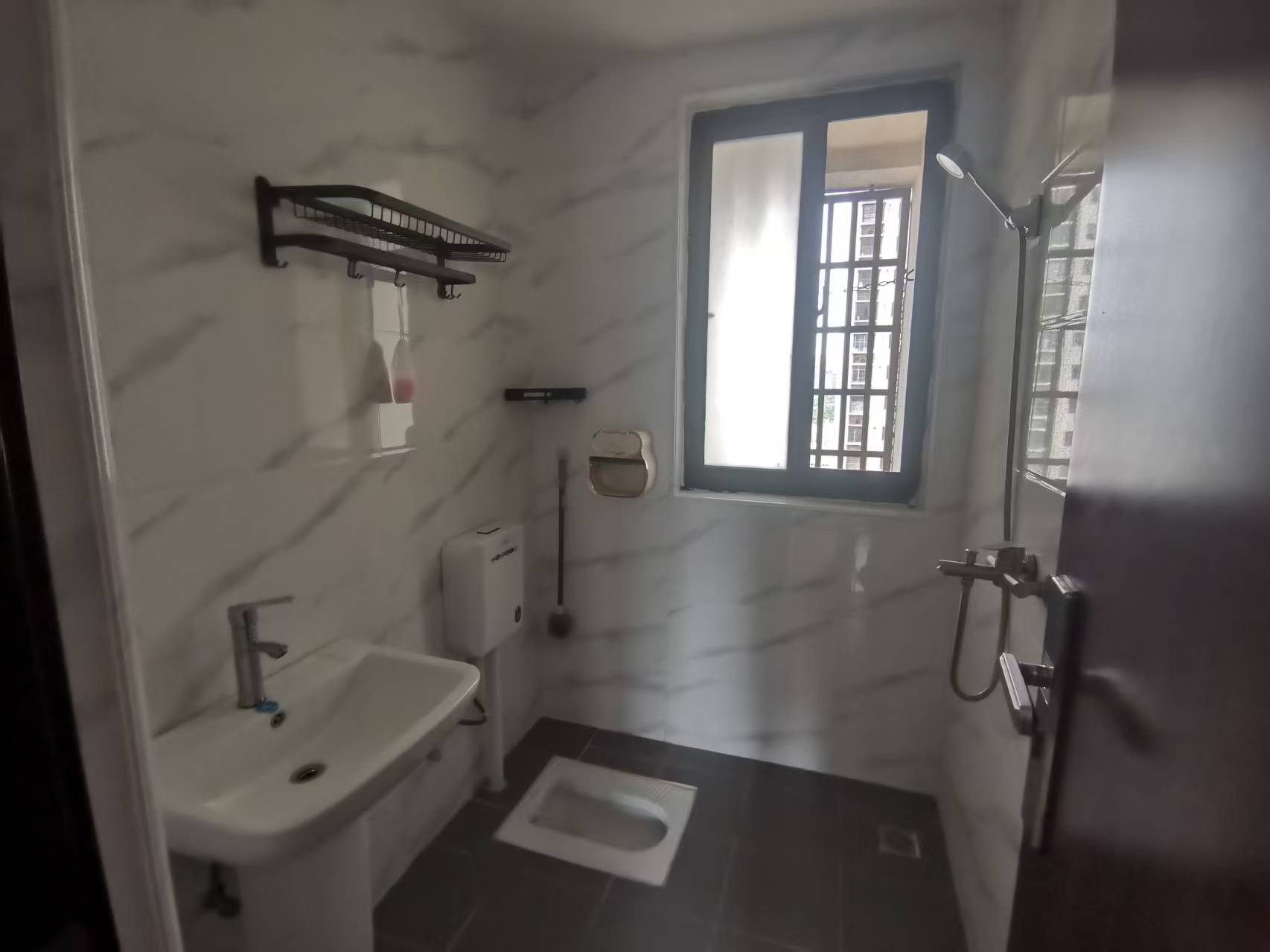 新琼雅苑 4室2厅2卫 2200.0元/月 新琼雅苑 4室2厅2卫 2200.0元/月室内图