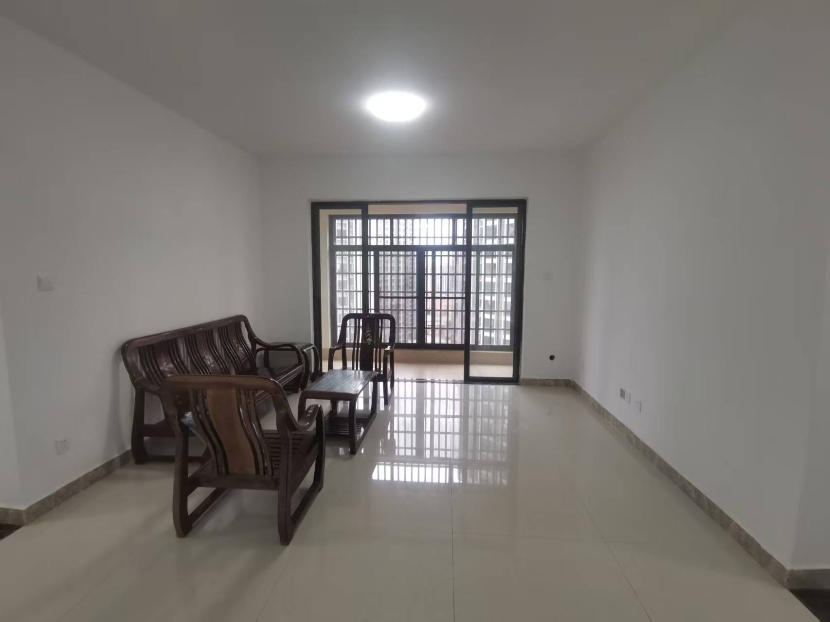 新琼雅苑 4室2厅2卫 2200.0元/月 新琼雅苑 4室2厅2卫 2200.0元/月室内图