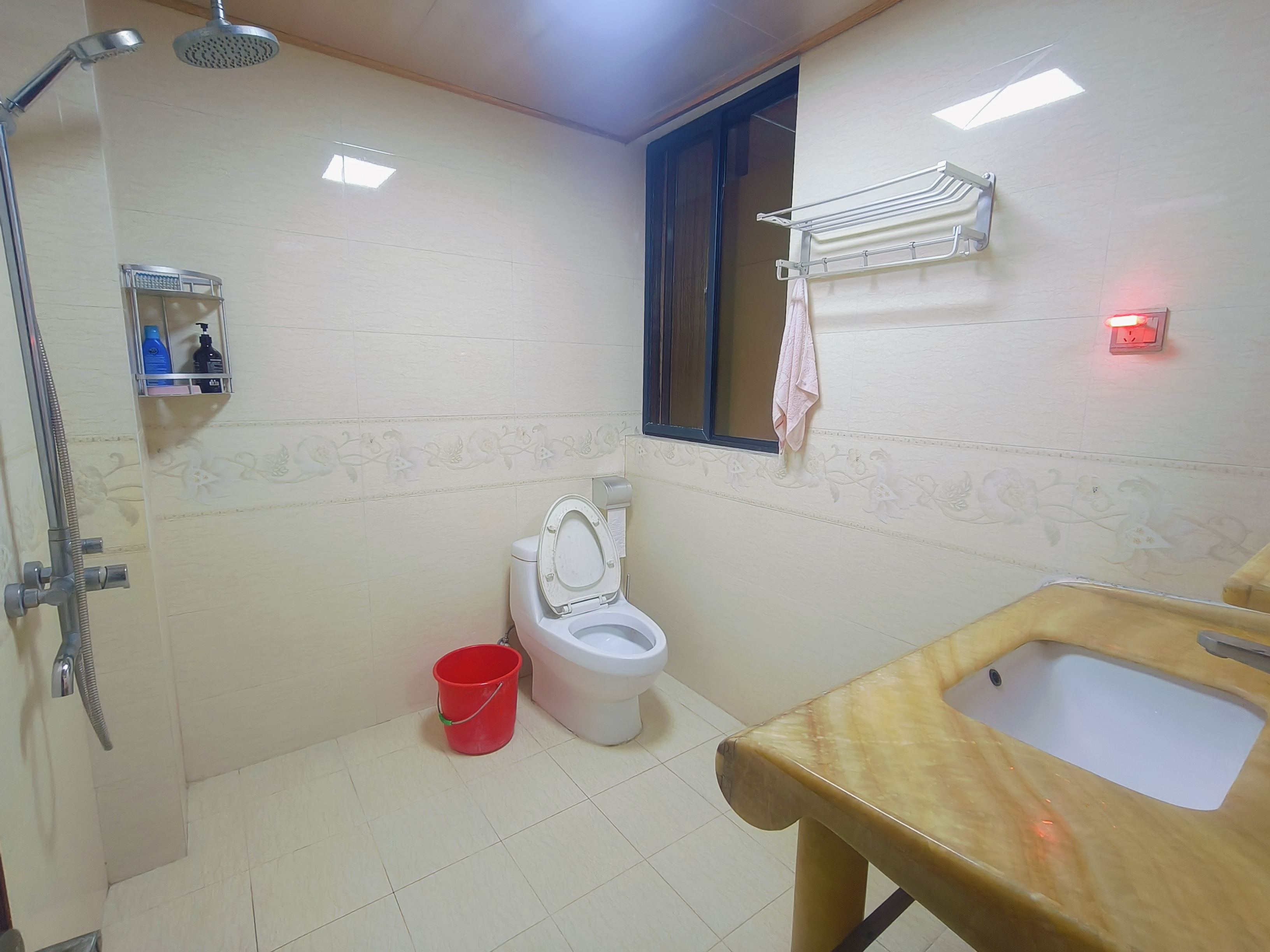 江畔人家  3室2厅2卫   3600.00元/月室内图