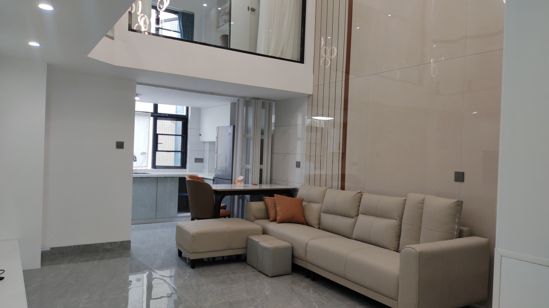 中甸.龙雲台  2室1厅1卫    1600.0元/月 中甸.龙雲台  2室1厅1卫    1600.0元/月室内图