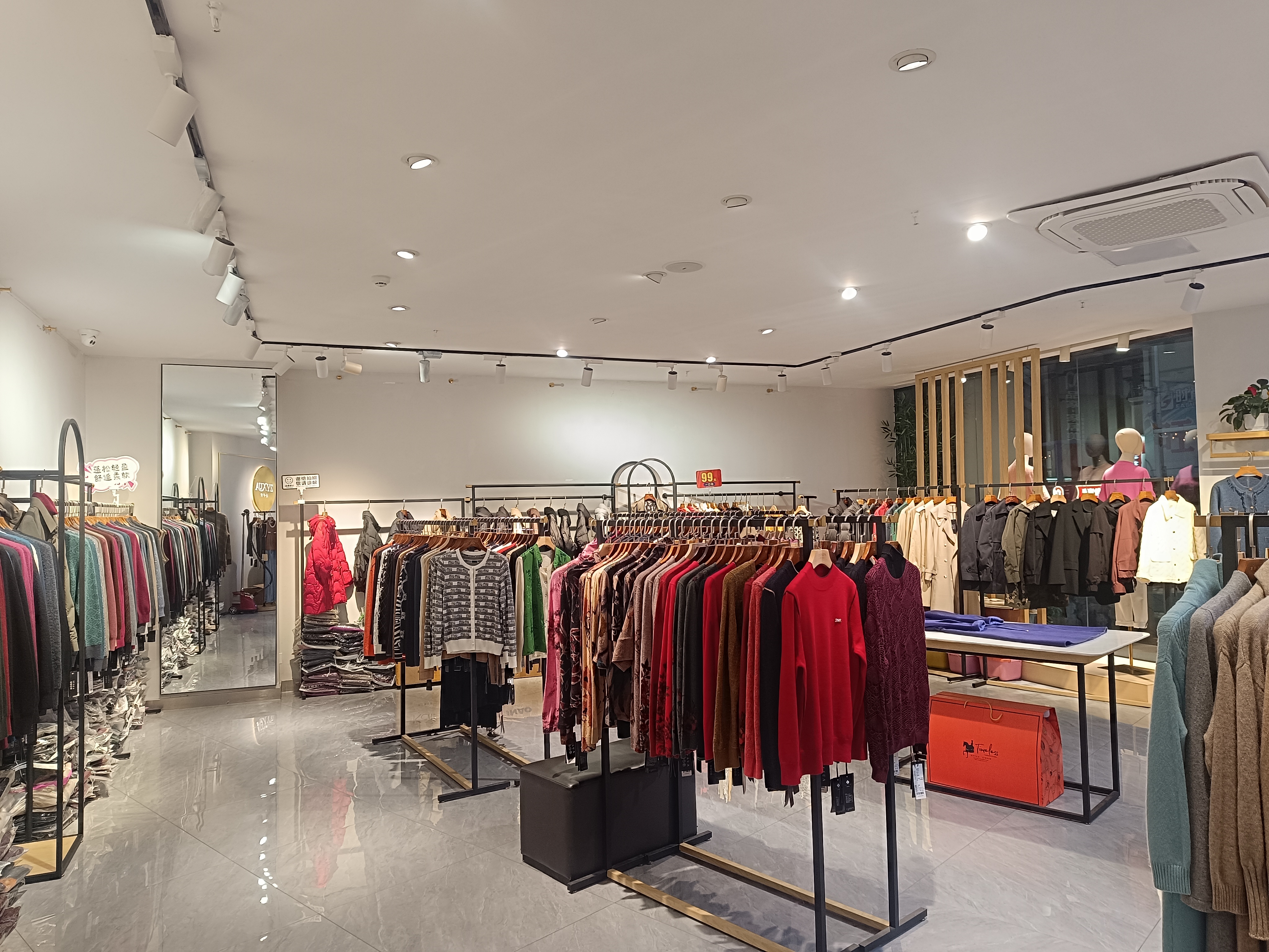 春园步行街--钻石街 1室0厅0卫 158.0万 春园步行街--钻石街 1室0厅0卫 158.0万客厅