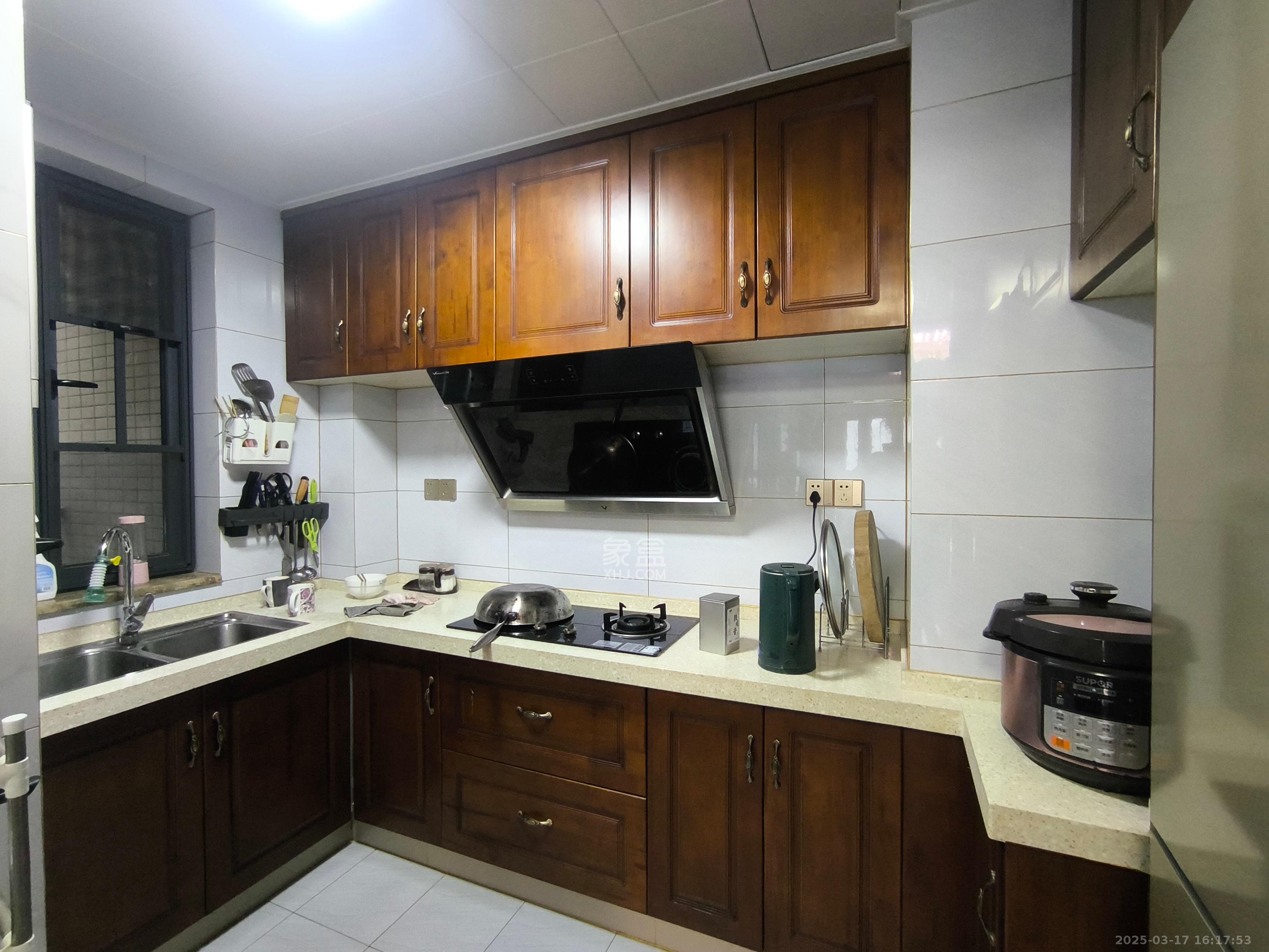 中南国际眼镜城(中伟商业中心) 3室2厅1卫 2400.0元/月 中南国际眼镜城(中伟商业中心) 3室2厅1卫 2400.0元/月室内图