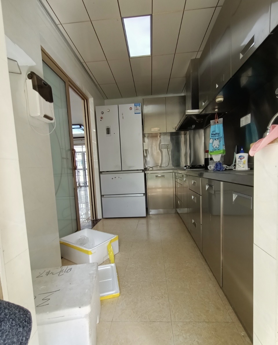 伊甸家园 4室2厅2卫 209.0万 伊甸家园 4室2厅2卫 209.0万客厅