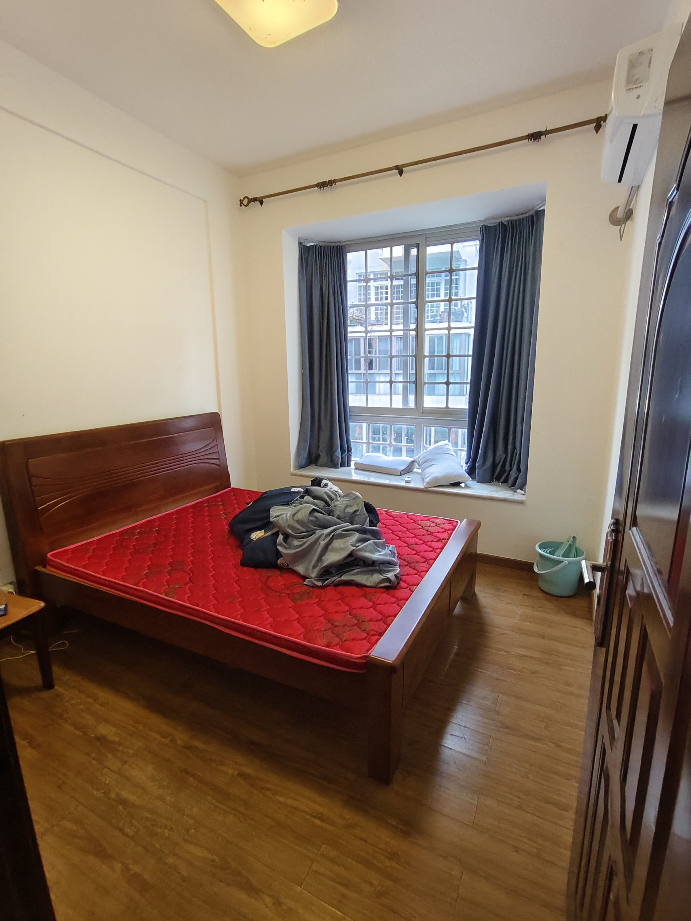 金盘雅苑 5室2厅3卫 330.0万 金盘雅苑 5室2厅3卫 330.0万客厅