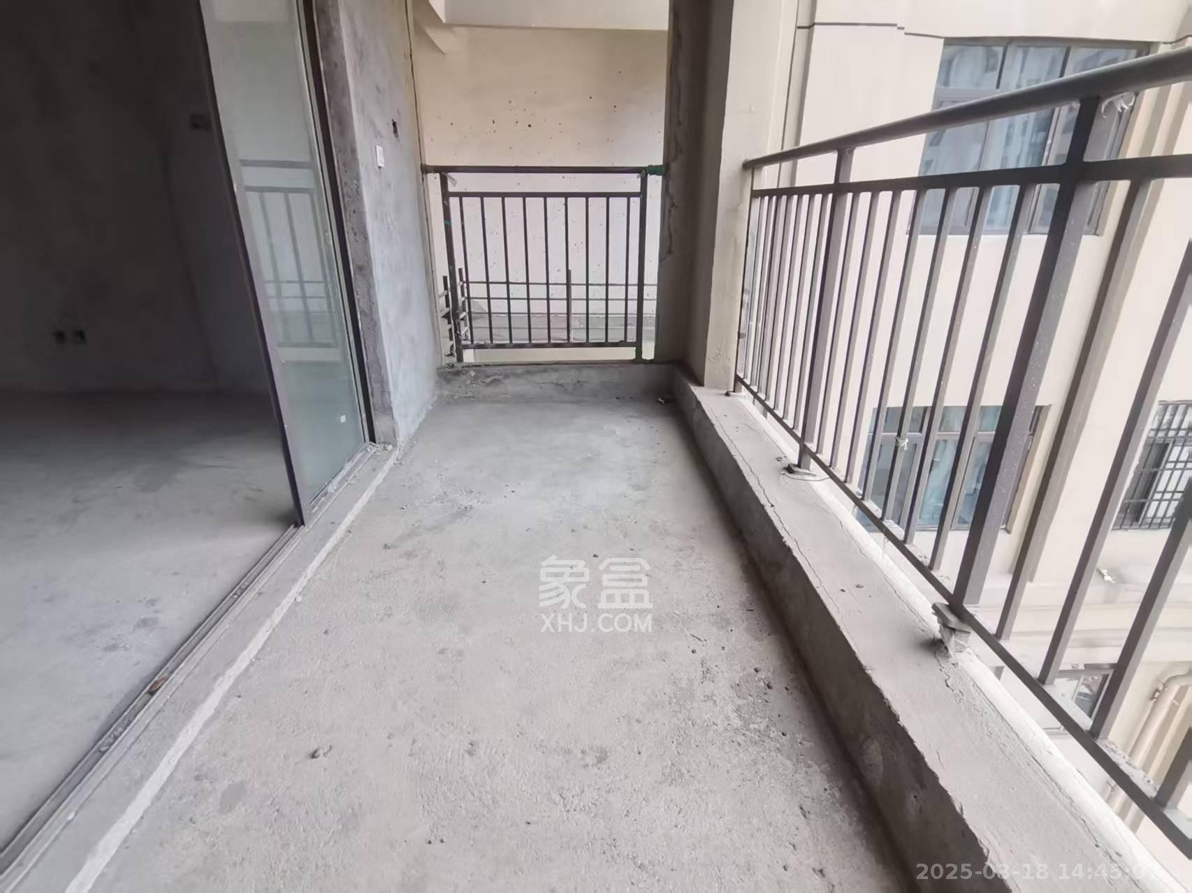 天元美居乐 5室2厅2卫 72.0万 天元美居乐 5室2厅2卫 72.0万客厅