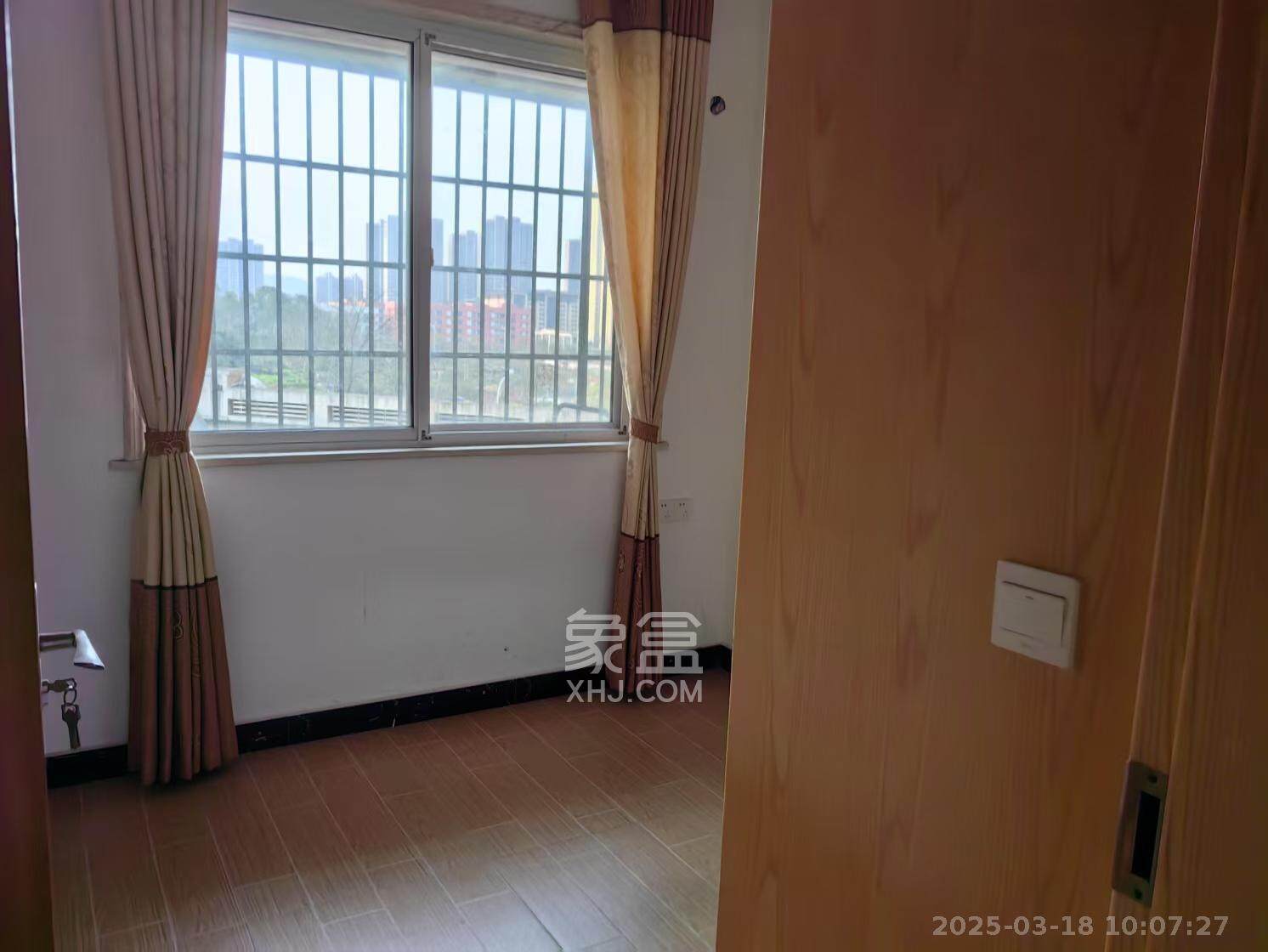 和润园一、二期 3室2厅1卫 1900.0元/月 和润园一、二期 3室2厅1卫 1900.0元/月室内图