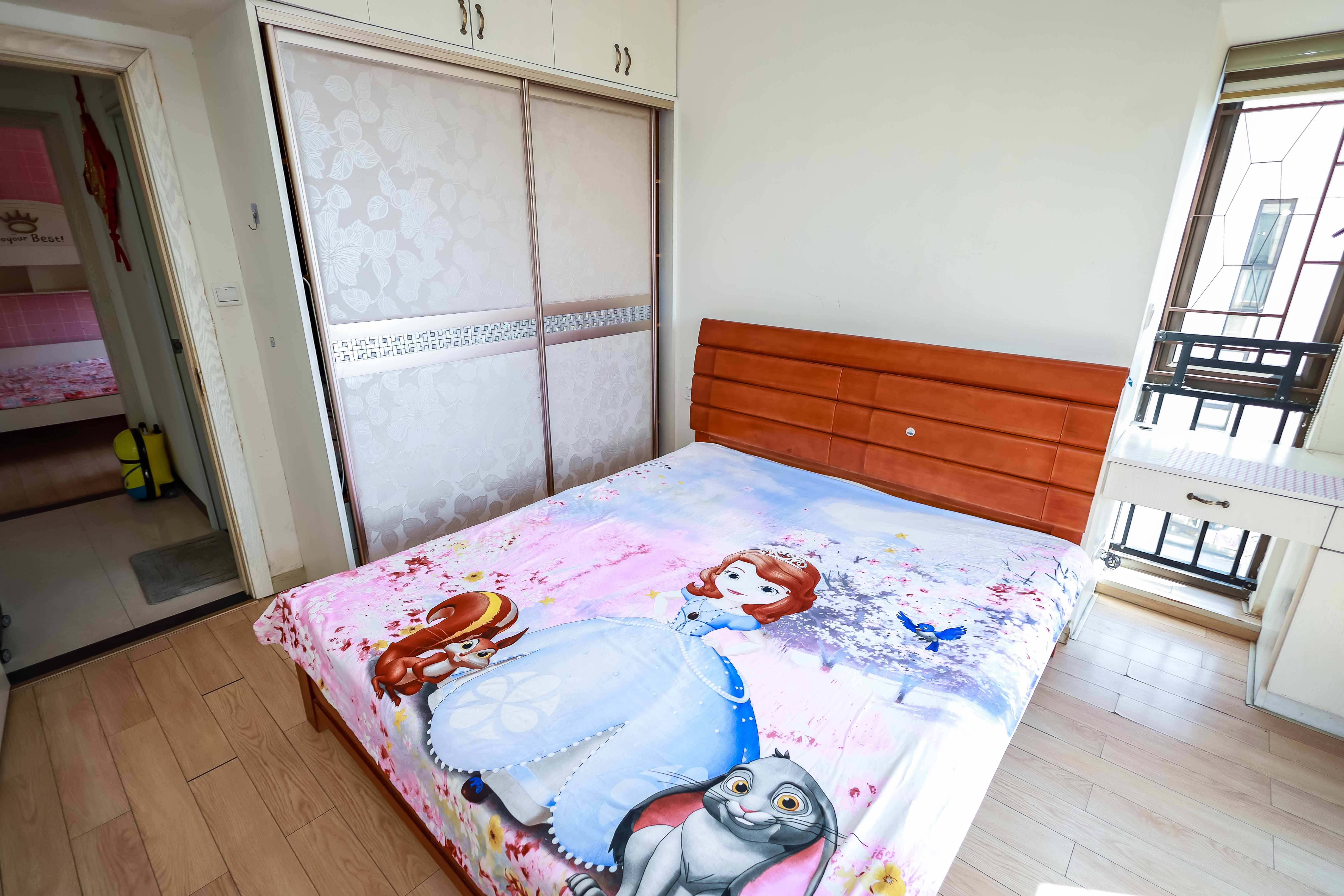 卓越蔚蓝海岸三期  2室1厅1卫   78.00万卧室
