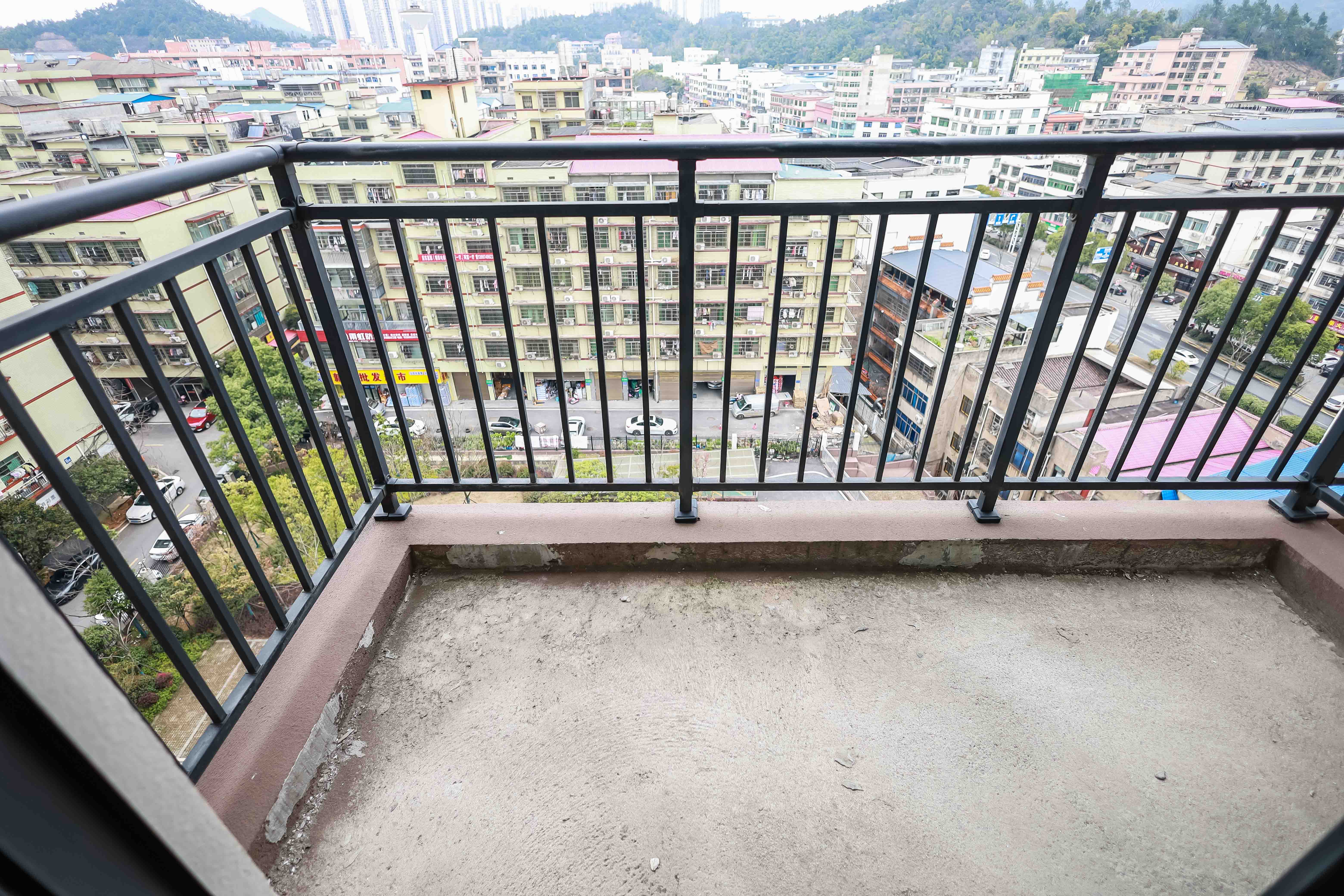 湘泰铭园（青柠苑）  4室2厅2卫   142.00万阳台